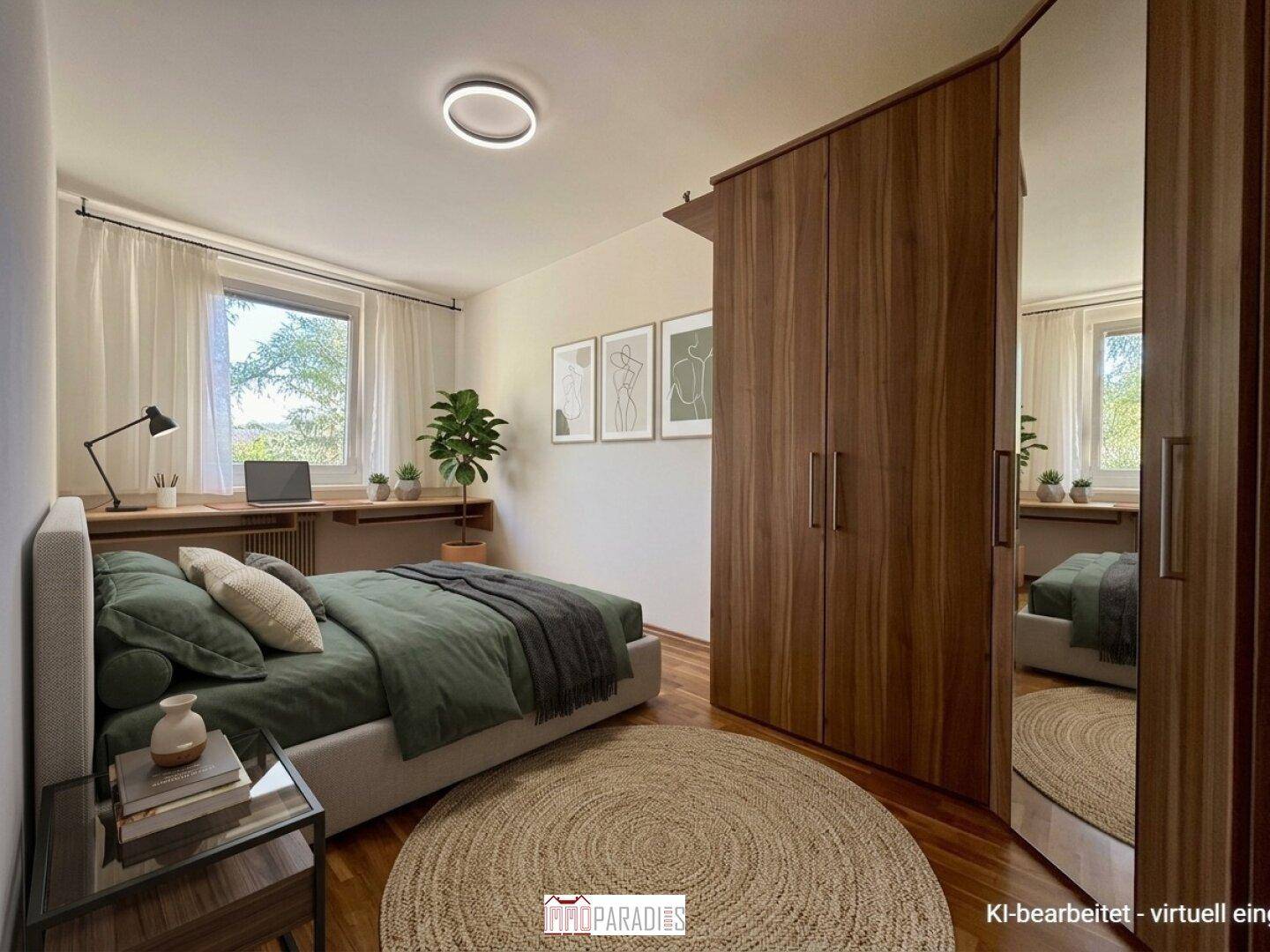Modern eingerichtetes Schlafzimmer mit Holzboden, großem Kleiderschrank und viel Tageslicht durch das Fenster.