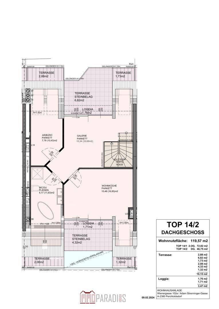 Grundriss des Dachgeschosses mit Wohnküche, Galerie, Bad und mehreren Terrassen.