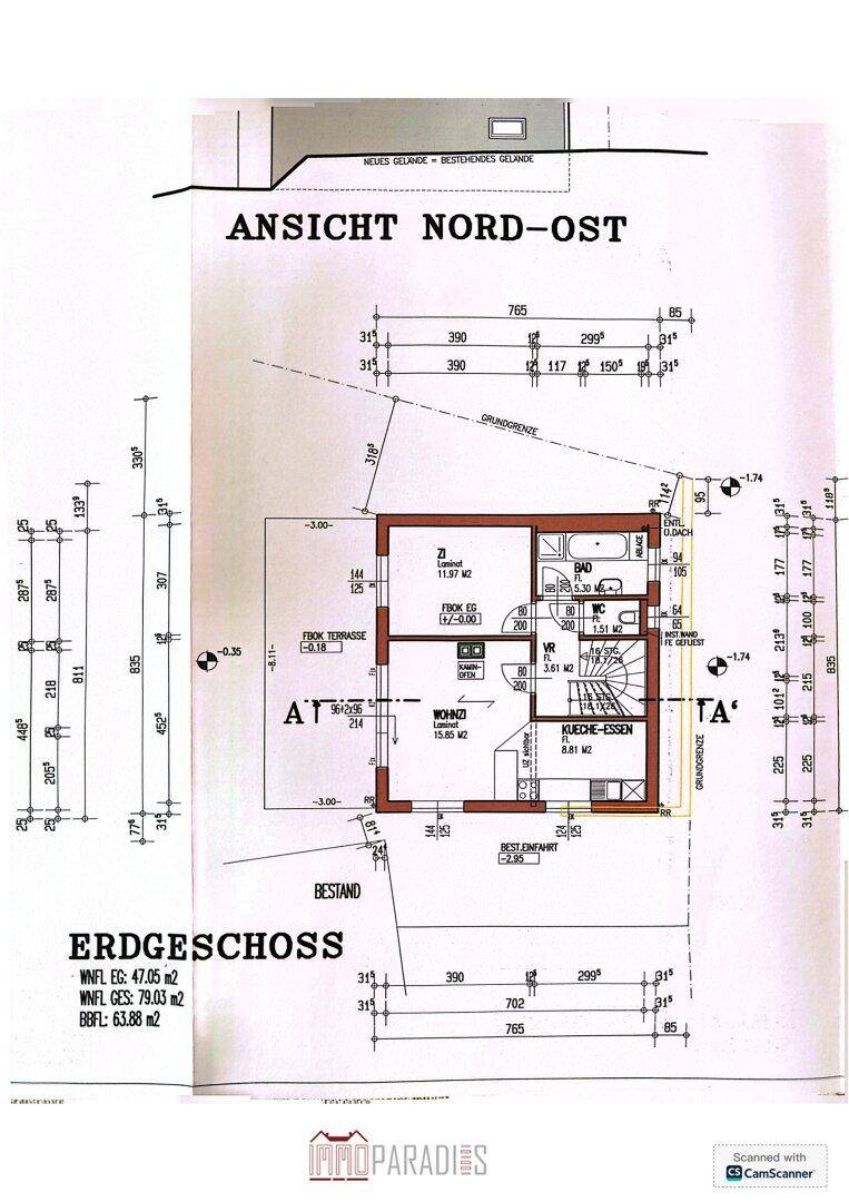 Grundriss des Erdgeschosses mit Wohn-Essbereich, Küche und Terrasse.