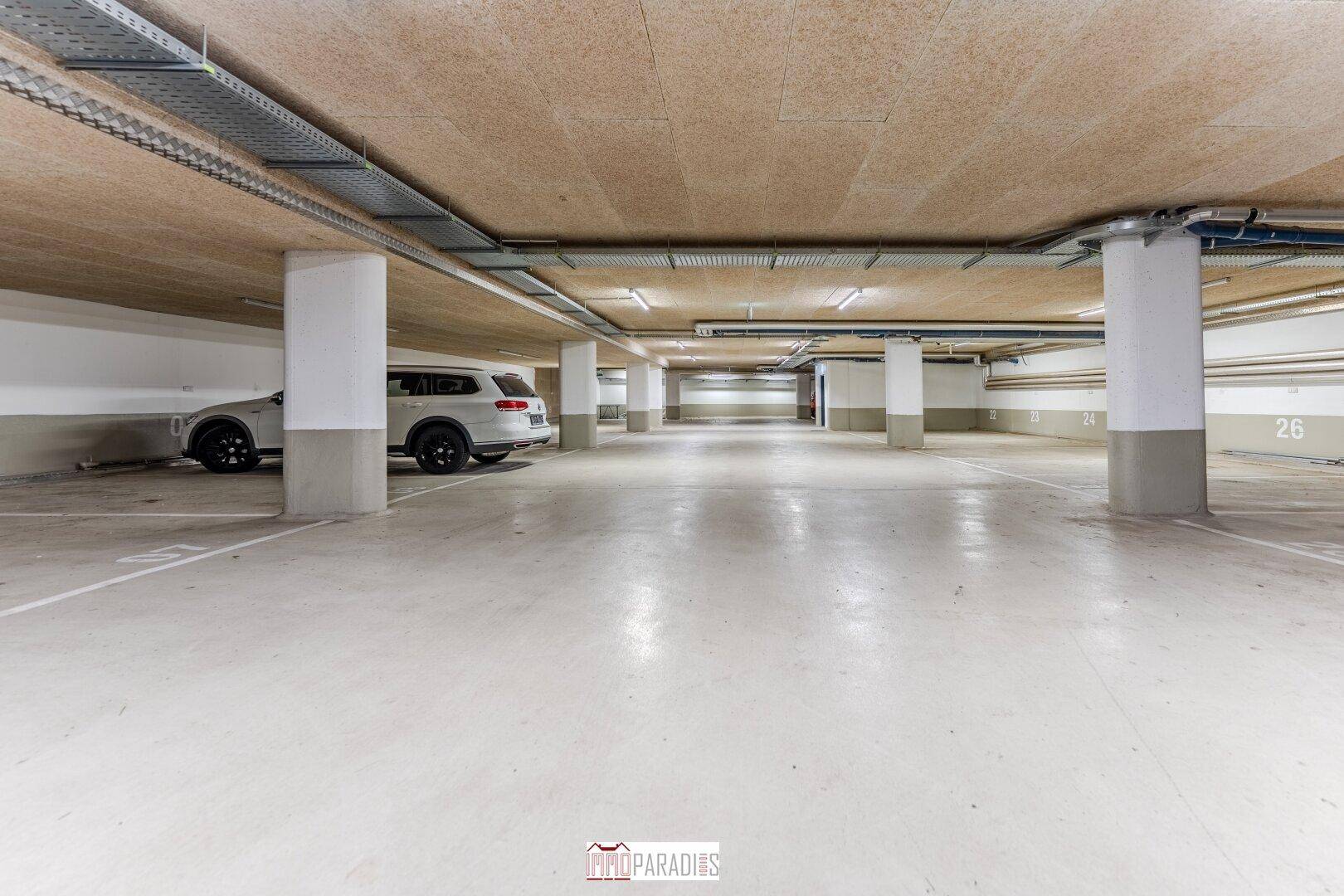 Geräumige Tiefgarage mit vielen Stellplätzen und guter Beleuchtung für Bewohner.