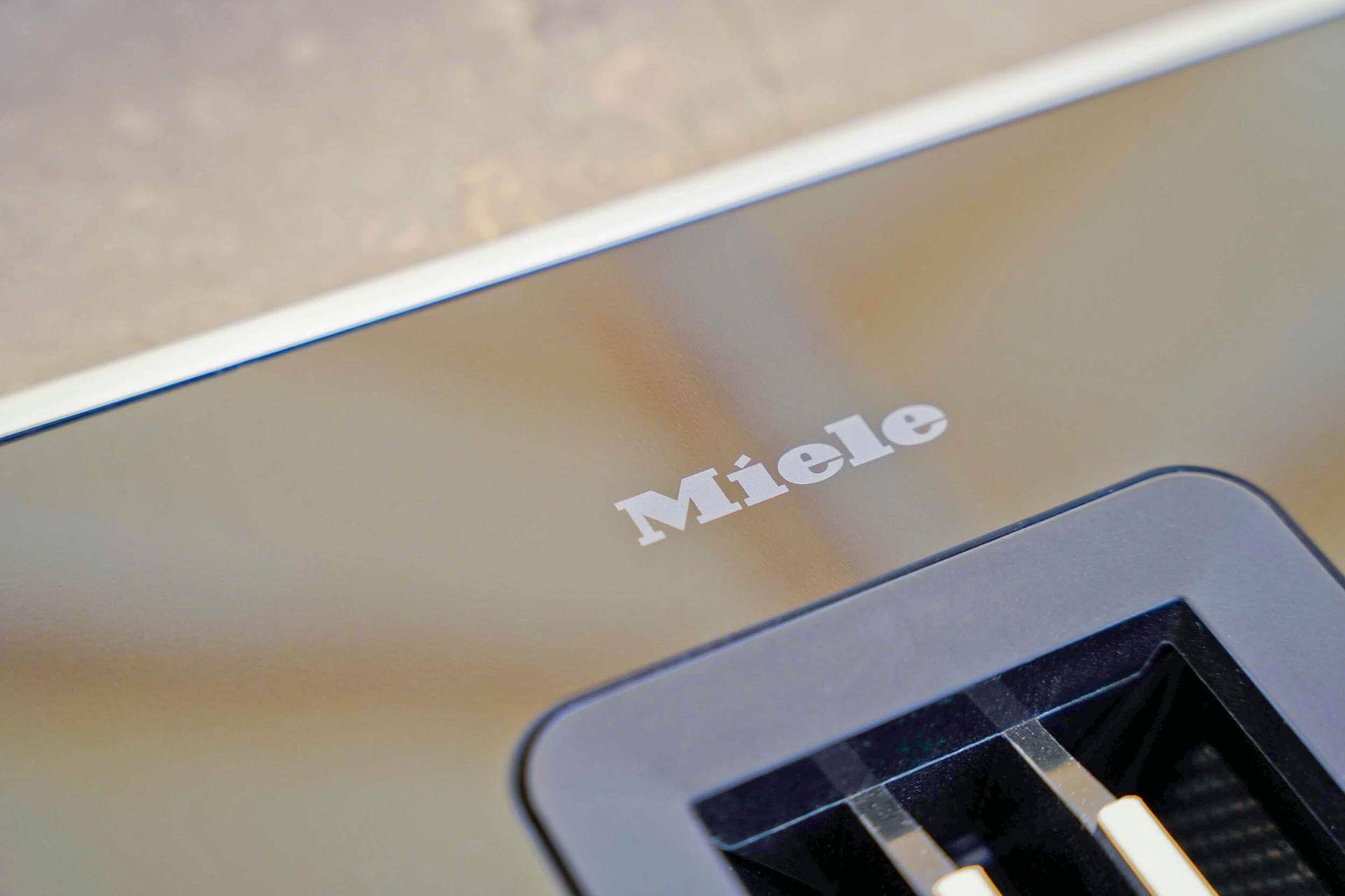 Detailaufnahme eines hochwertigen Miele-Geräts, integriert in die moderne Einbauküche.