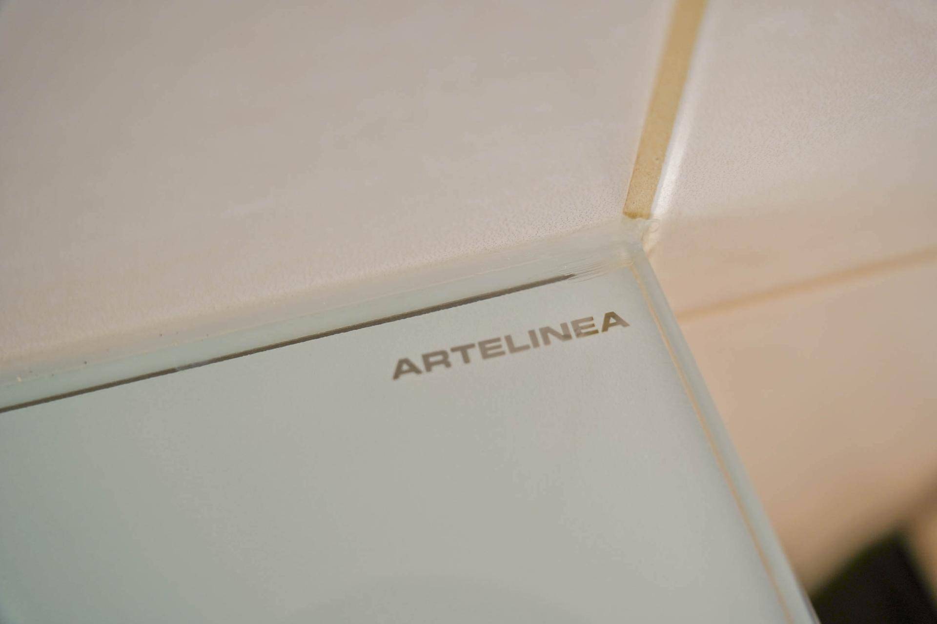 Detailaufnahme des Markennamens "ARTELINEA" auf einer hochwertigen Badezimmeroberfläche.