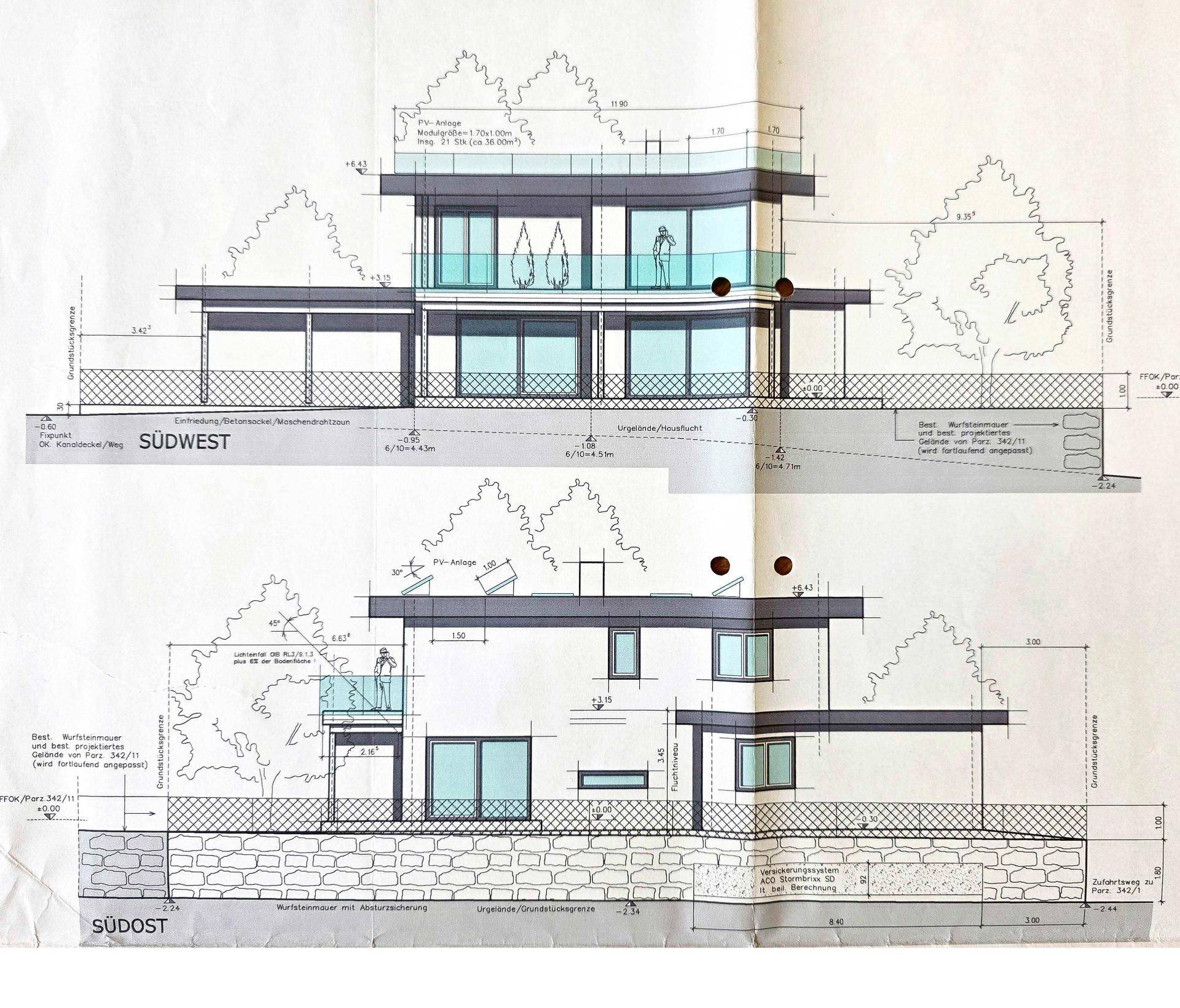 Architektonische Zeichnung mit zwei Ansichten eines modernen Gebäudes, inklusive Balkonen und PV-Anlage.
