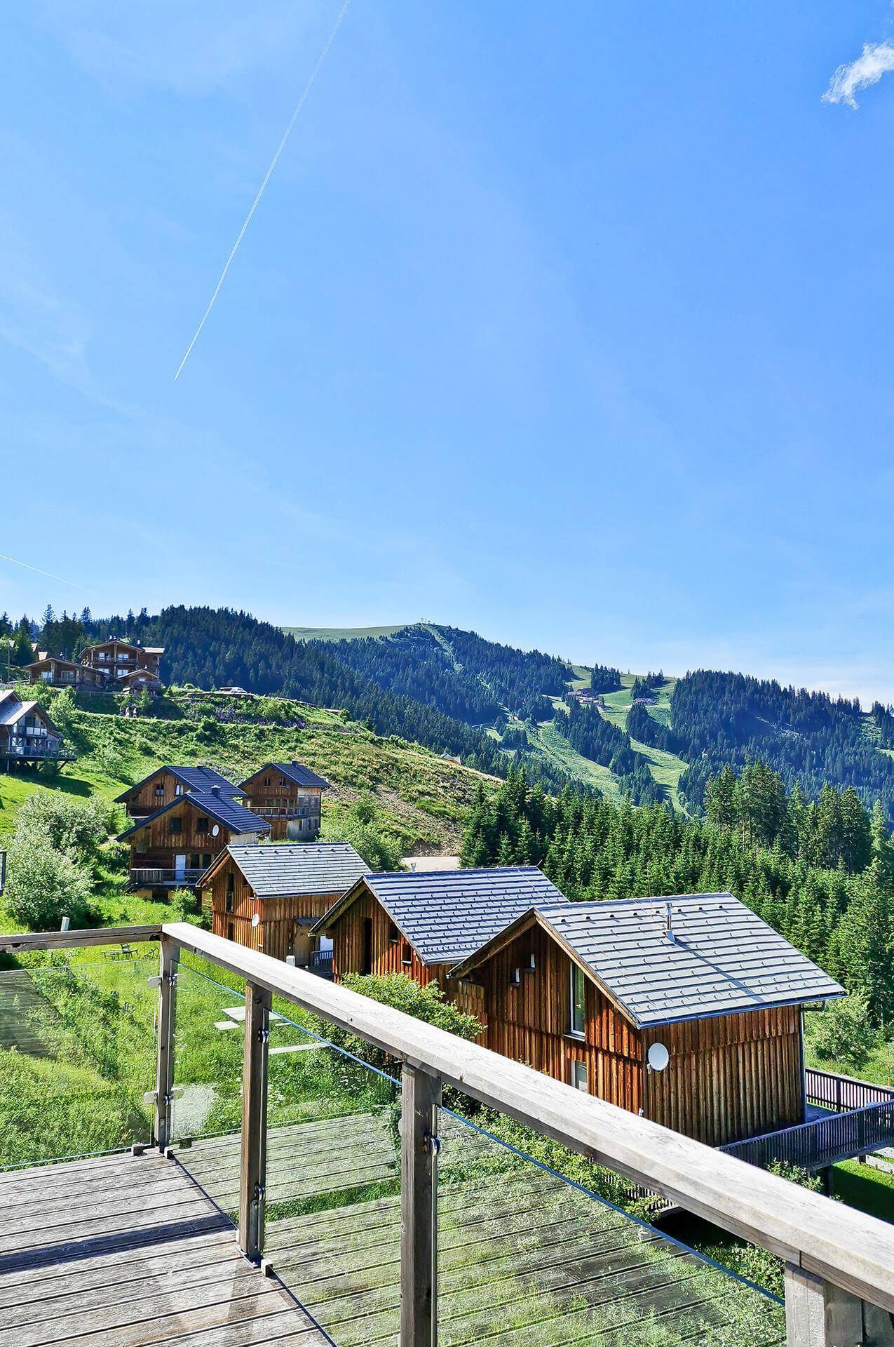 Panoramablick von der Terrasse auf die umliegenden Berge und die bewaldete Landschaft.