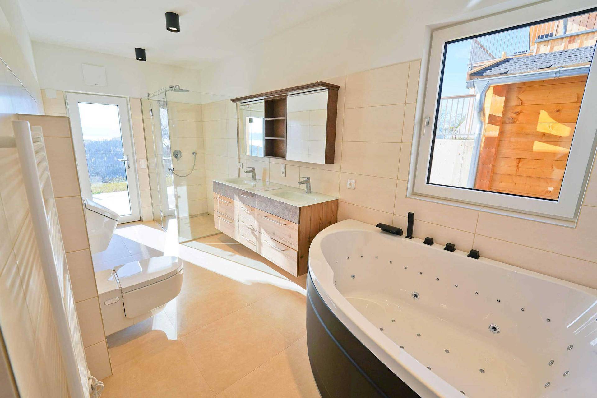 Luxuriöses Badezimmer mit Whirlpool-Badewanne, Doppelwaschbecken und Bergblick.