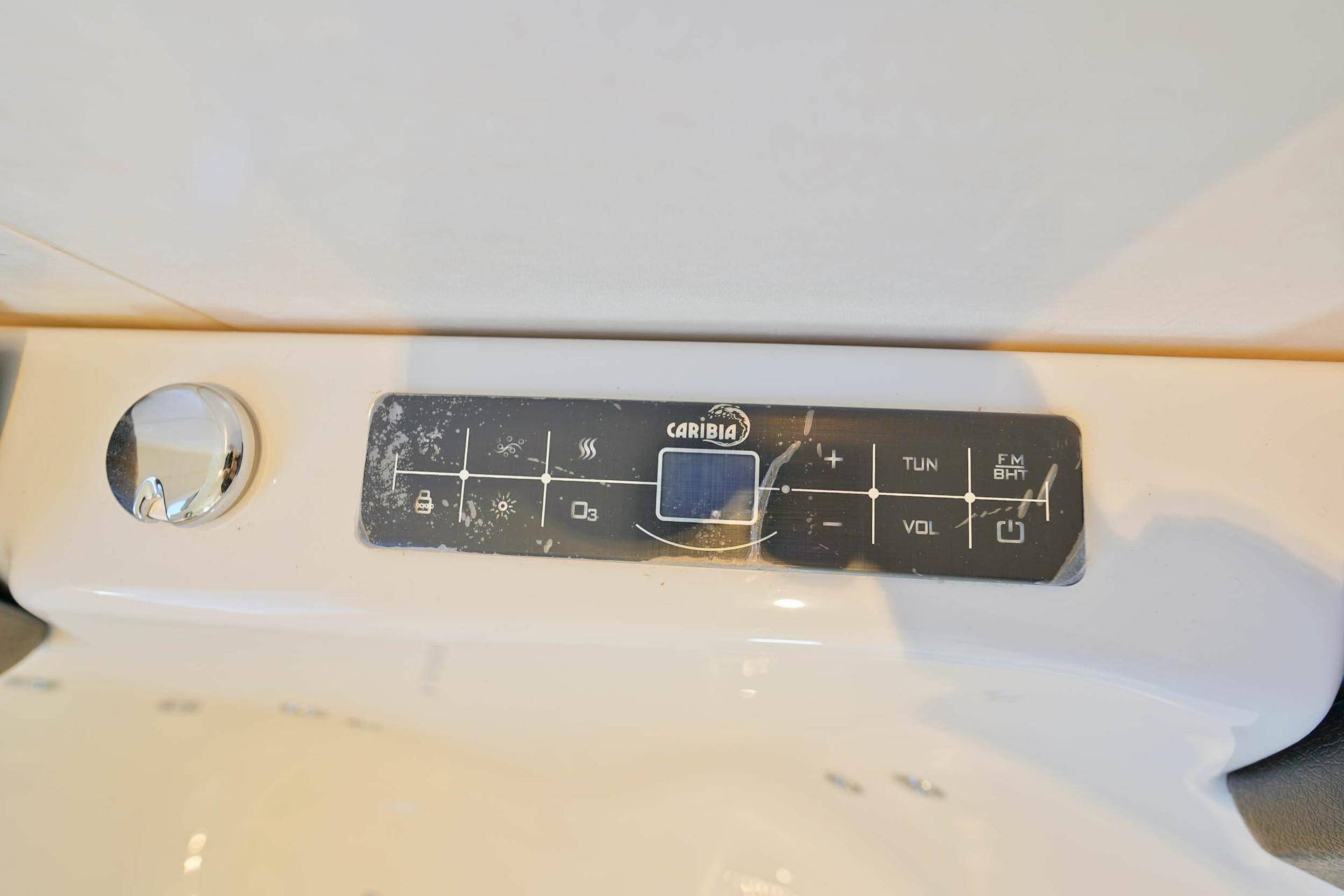Bedienfeld für die Whirlpool-Funktion der Badewanne mit verschiedenen Einstellungen.