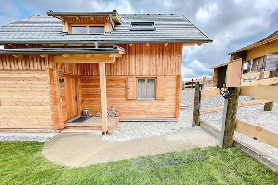 Eingangsbereich des Holzhauses mit kleiner Veranda und rustikalen Holzdetails.