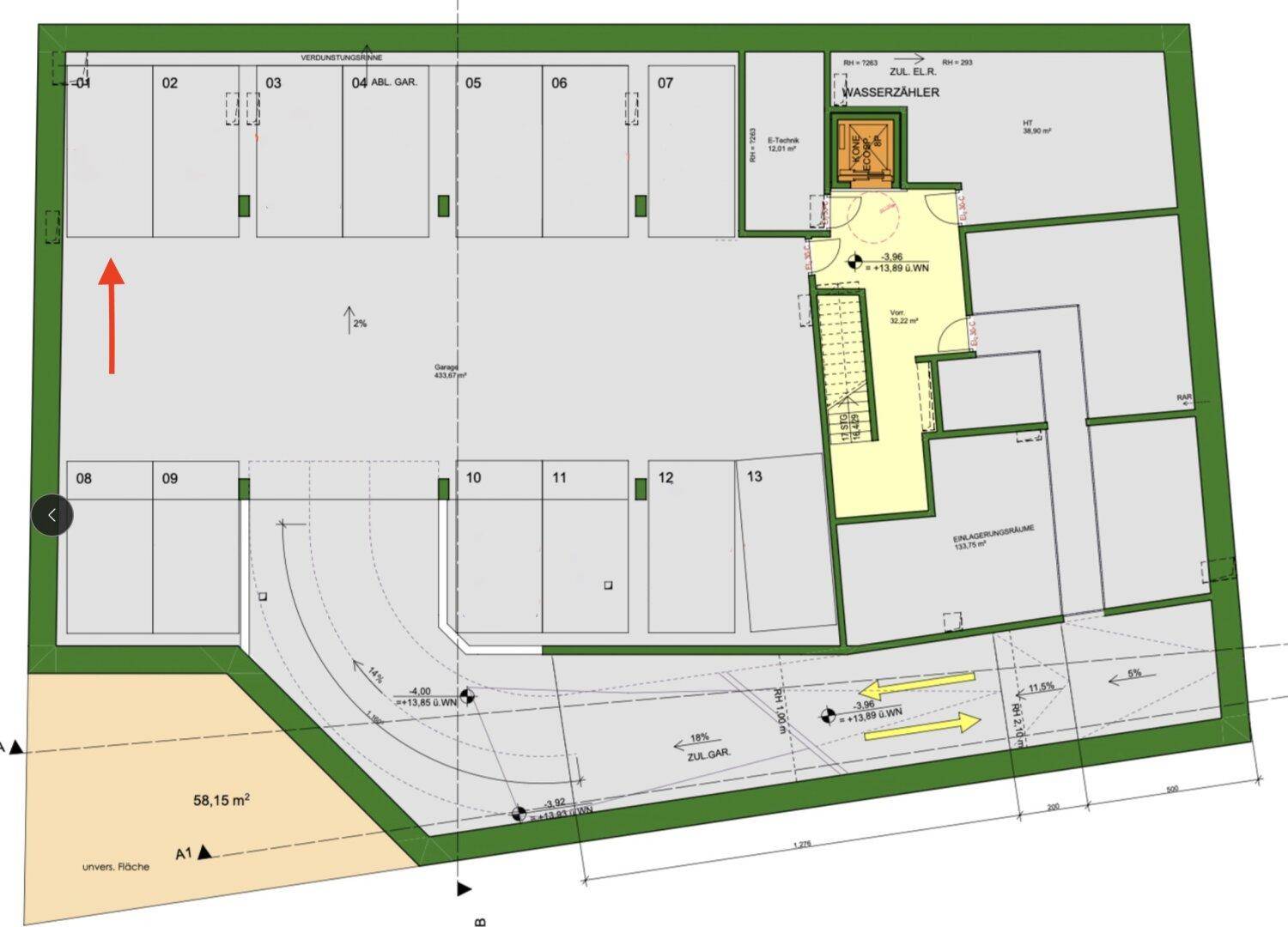 Grundriss der Tiefgarage mit nummerierten Stellplätzen, Aufzug und Abstellräumen.