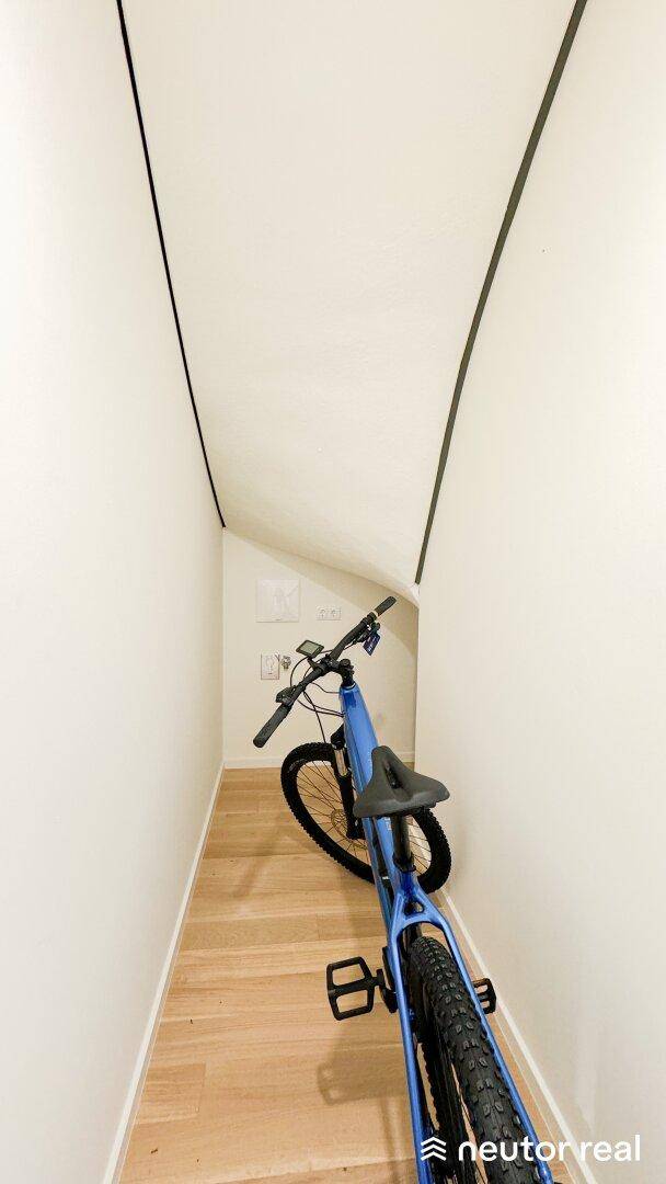Kleiner Abstellraum mit schräger Decke, ideal zur Aufbewahrung von Fahrrädern oder anderen Gegenständen.