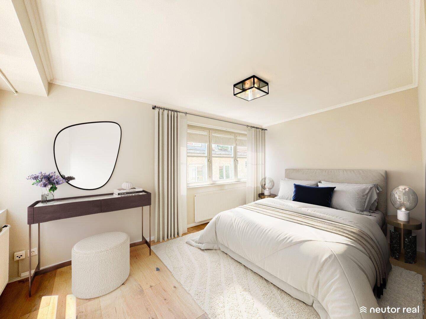 Helles Schlafzimmer mit Holzboden, großem Fenster und modernem Schminktisch.