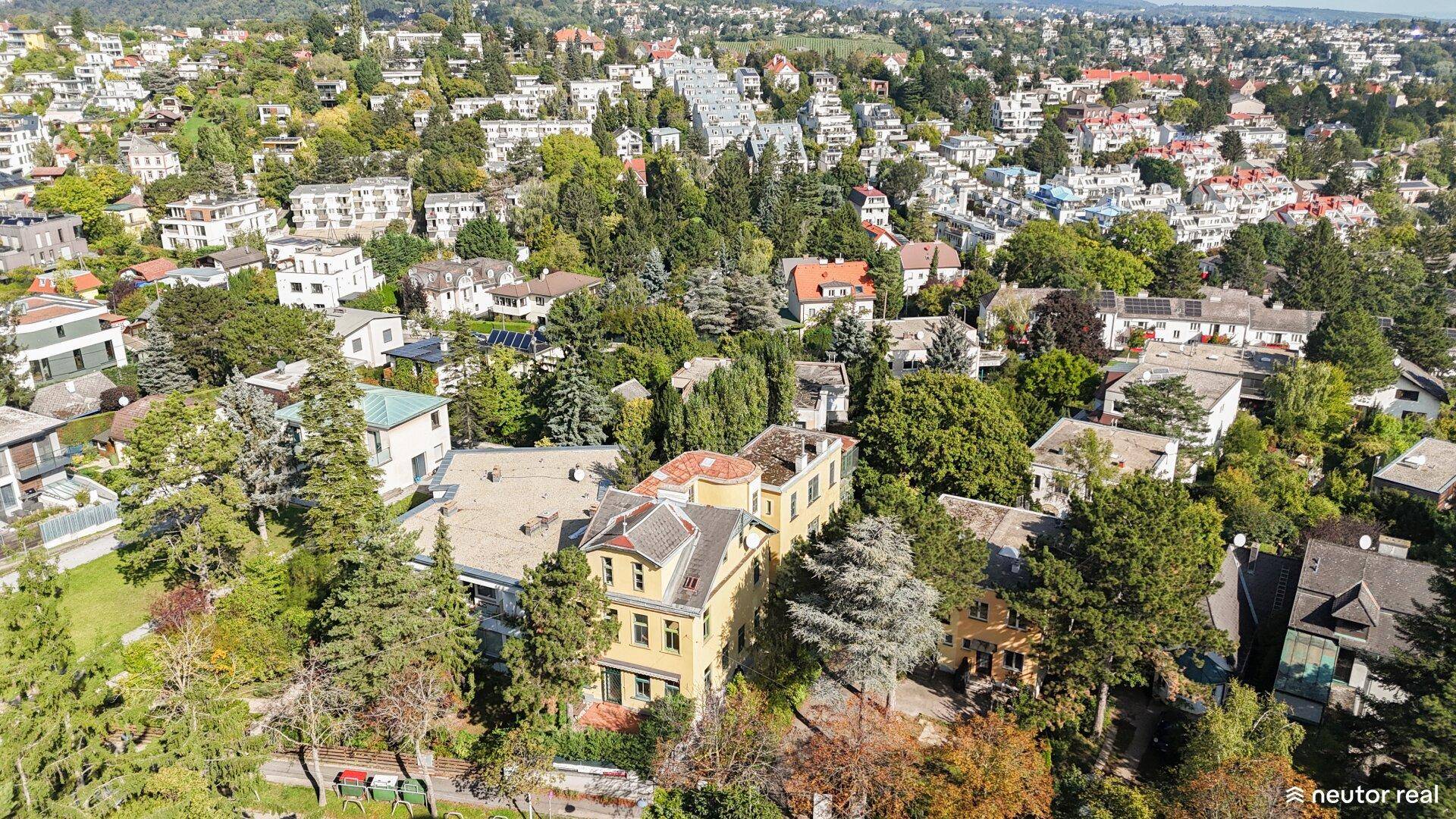 Panoramablick aus der Luft auf das Anwesen und die umliegende grüne Wohngegend.