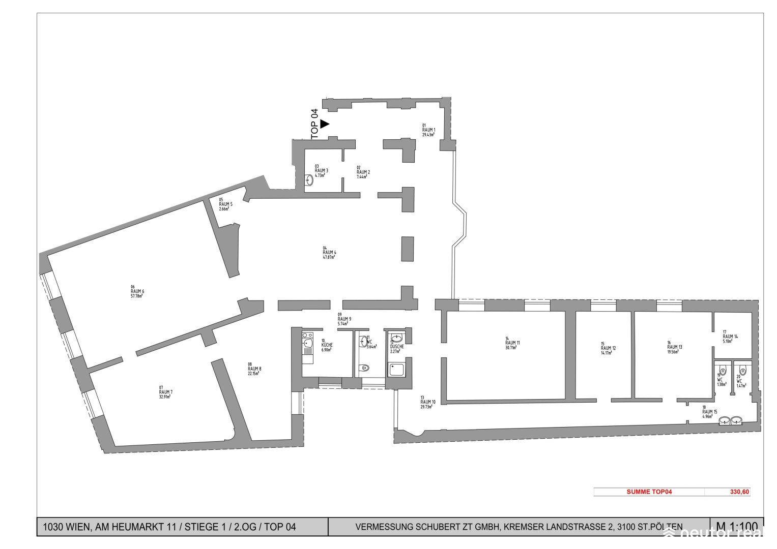 Grundriss einer Wohnung mit mehreren Zimmern und Bädern, zeigt eine unregelmäßige Form und effiziente Raumaufteilung.