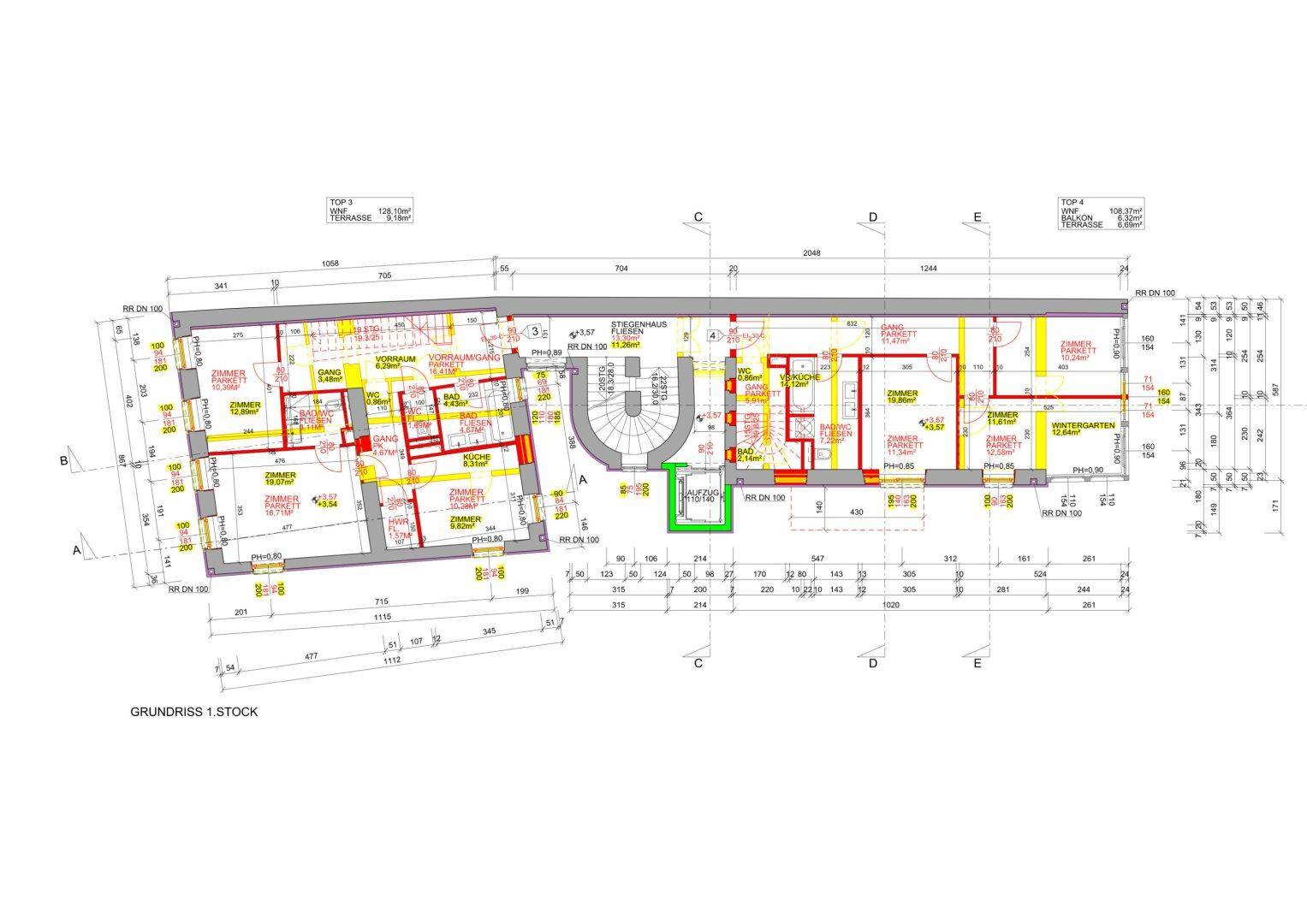 Grundriss des ersten Stocks mit mehreren Zimmern, Balkon und Zugang zum Garten.