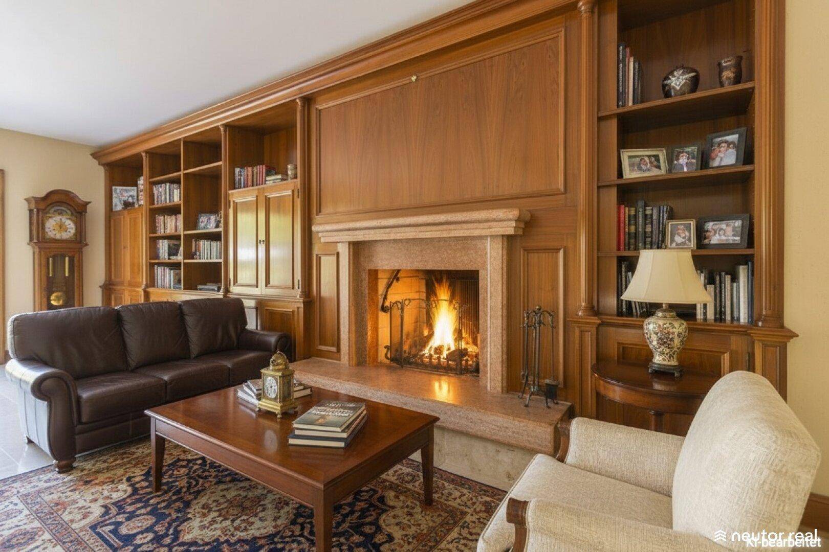 Gemütliches Wohnzimmer mit Holzeinbauten, Kamin und traditionellem Teppich.