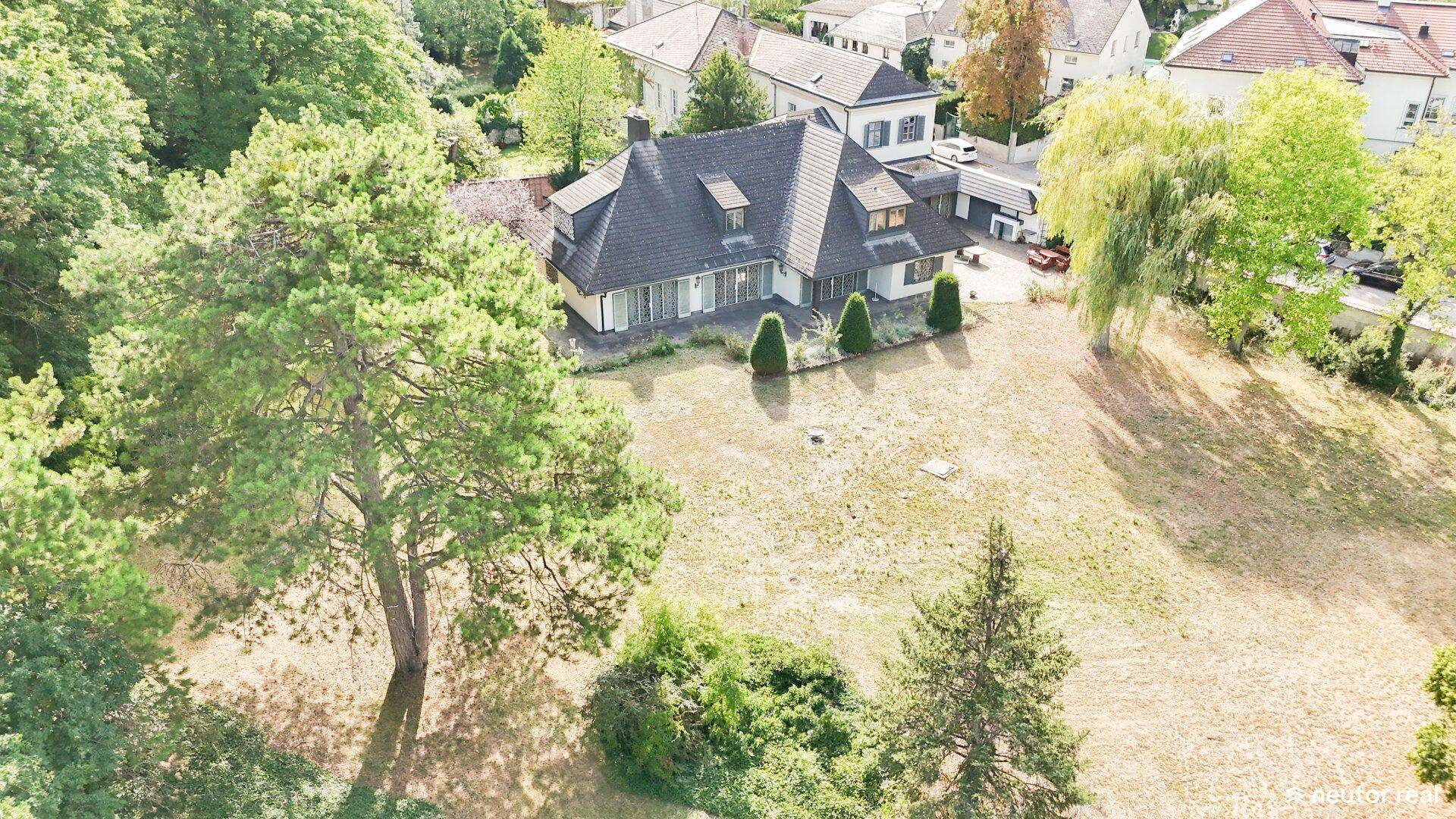 Vogelperspektive des Hauses mit großem Grundstück und umliegender Bebauung.