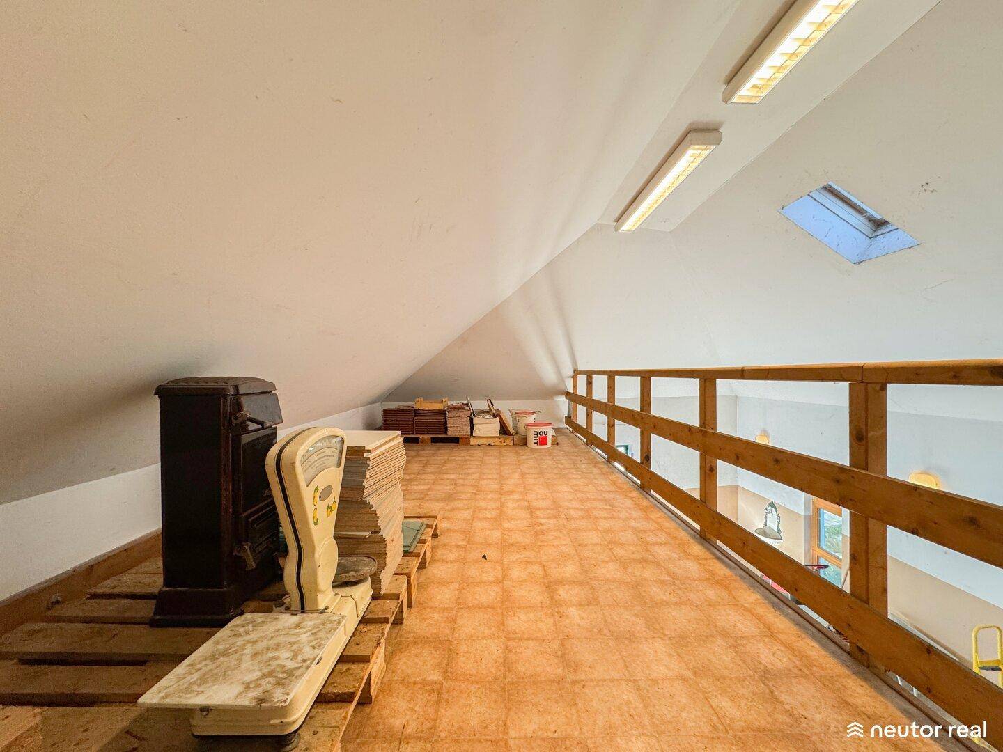 Dachboden mit Holzboden, Dachschräge und Lagerfläche.