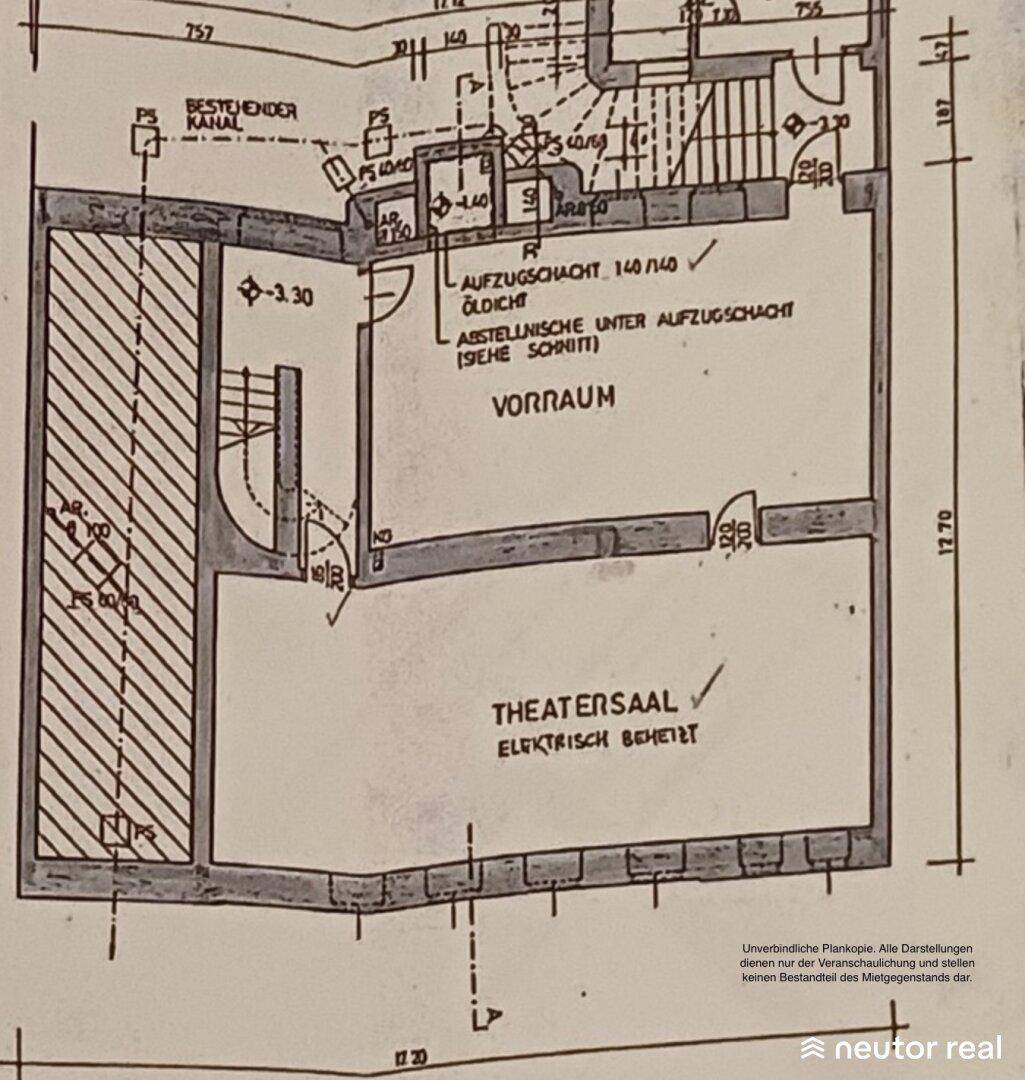 Historischer Grundriss eines Theatersaals mit Vorraum und Aufzugsschacht.
