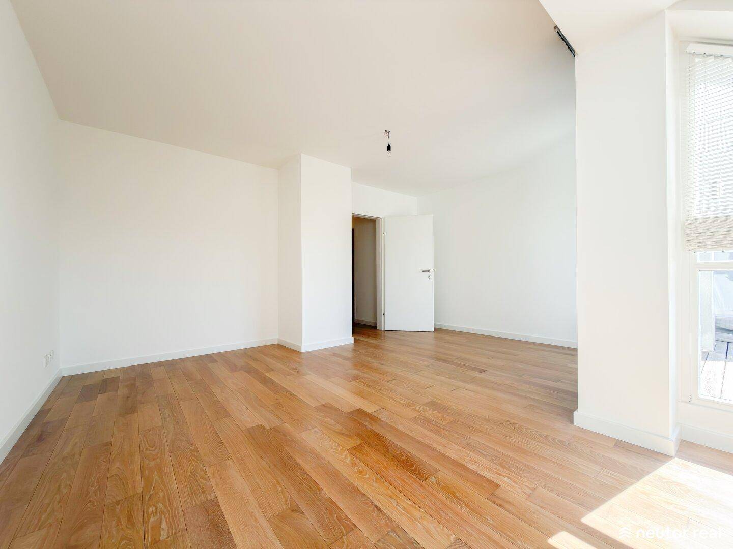 Helles Zimmer mit Parkettboden und viel Tageslicht.