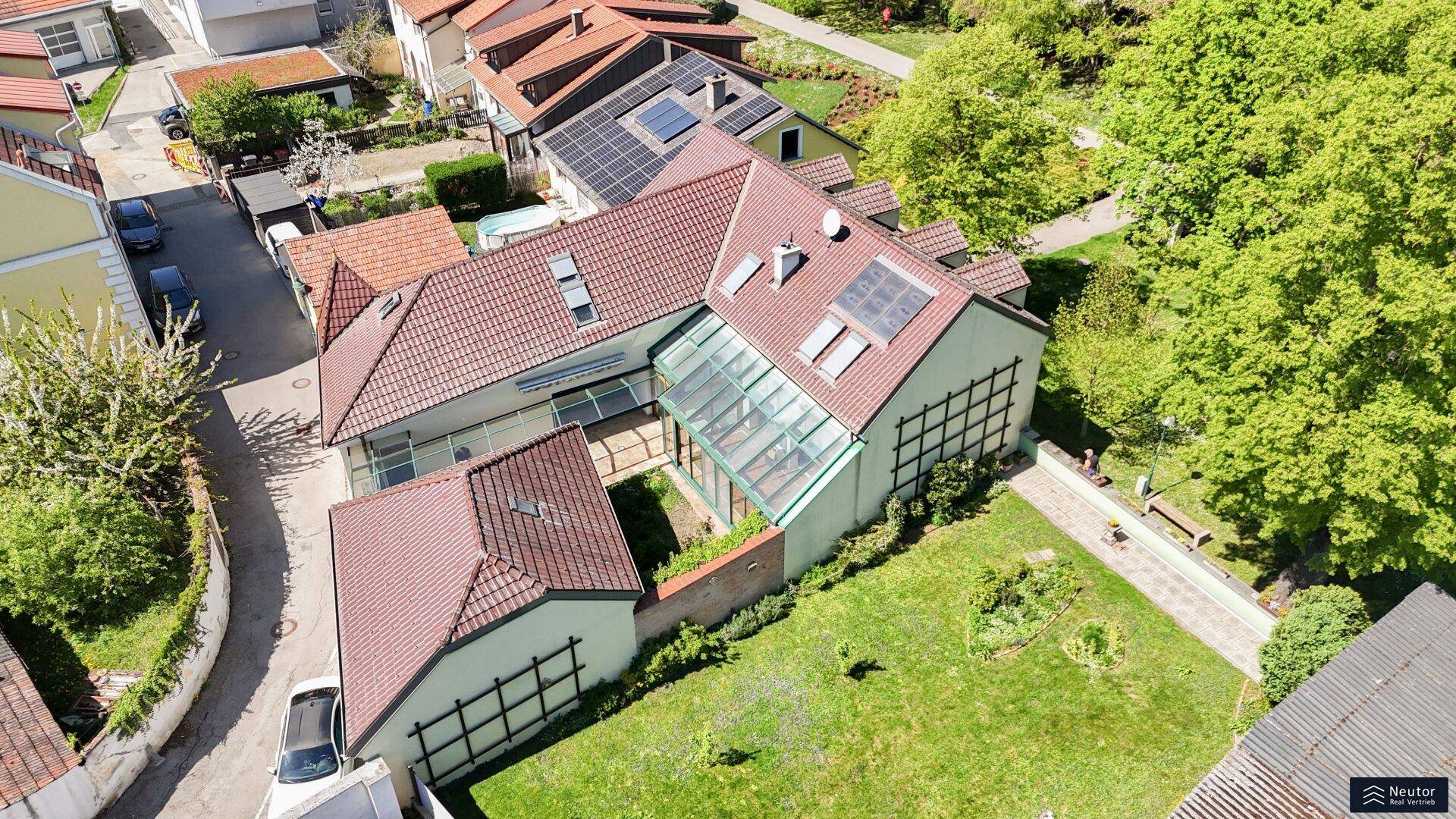 Luftaufnahme des Anwesens mit Garten und umliegenden Häusern, zeigt die Gesamtstruktur.