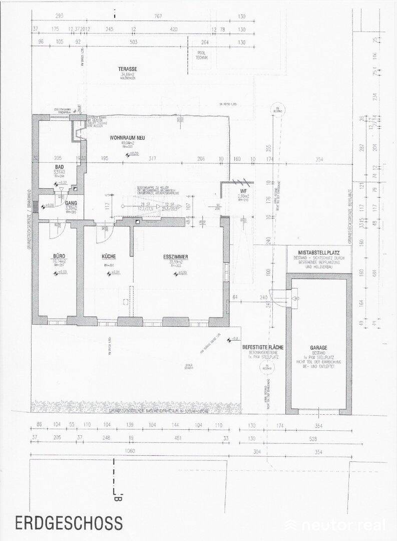 Grundriss des Erdgeschosses mit Küche, Esszimmer, Büro, Bad, Garage und einer großen Terrasse.