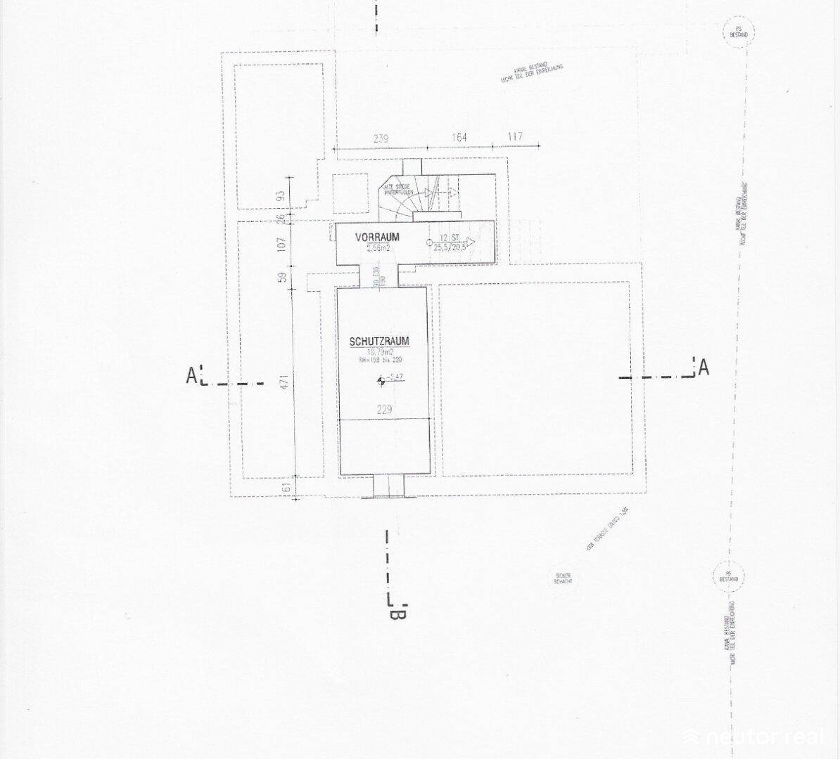 Grundriss des Untergeschosses mit Vorraum und Schutzraum, detaillierte Maße sind auf dem Plan sichtbar.