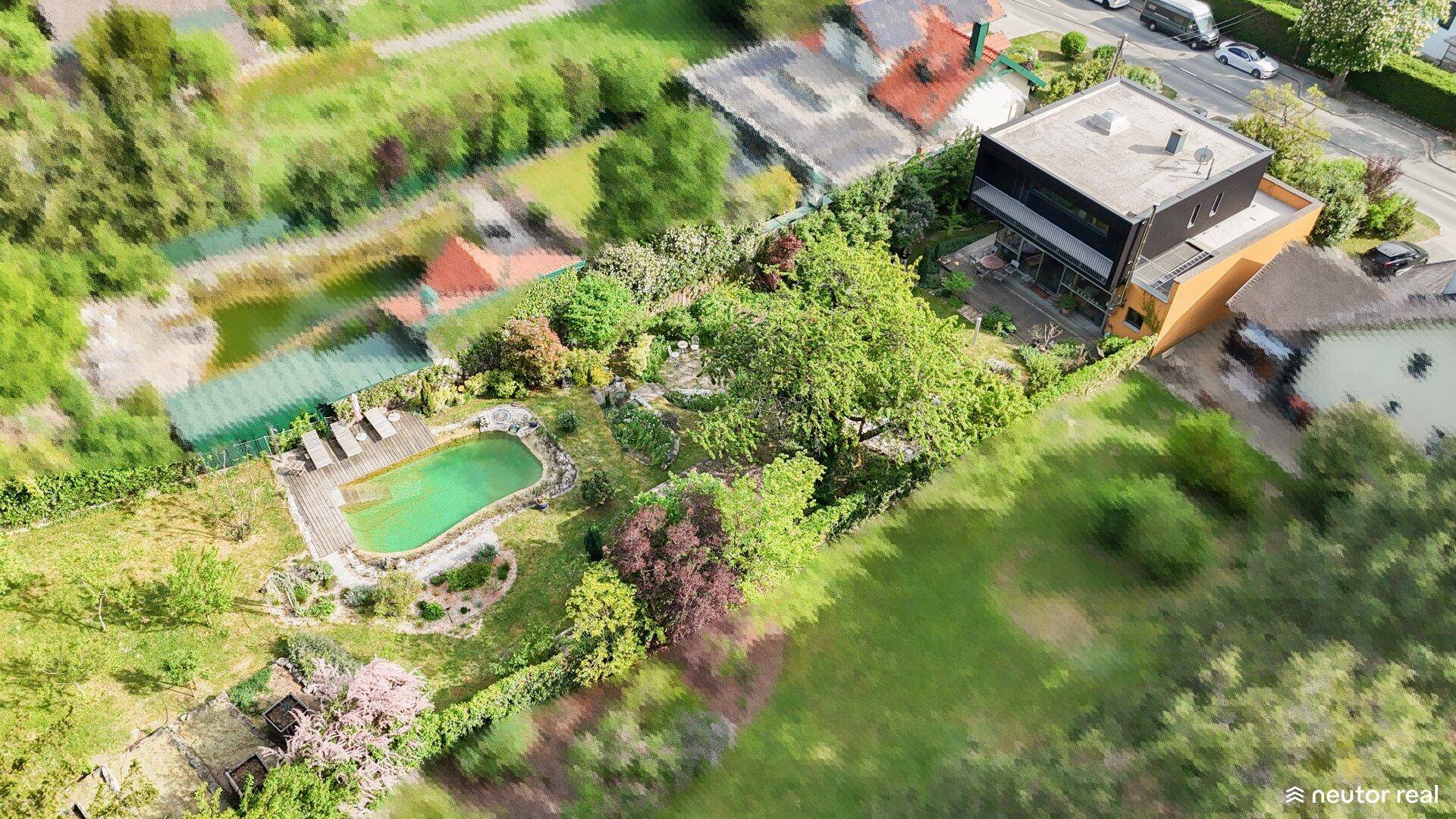Vogelperspektive des Anwesens mit großem Garten, Pool und angrenzender Wohnbebauung.