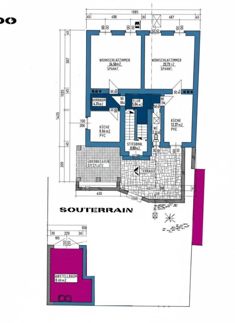 Grundriss des Souterrains mit Wohnschlafzimmern, Küche und Terrasse.