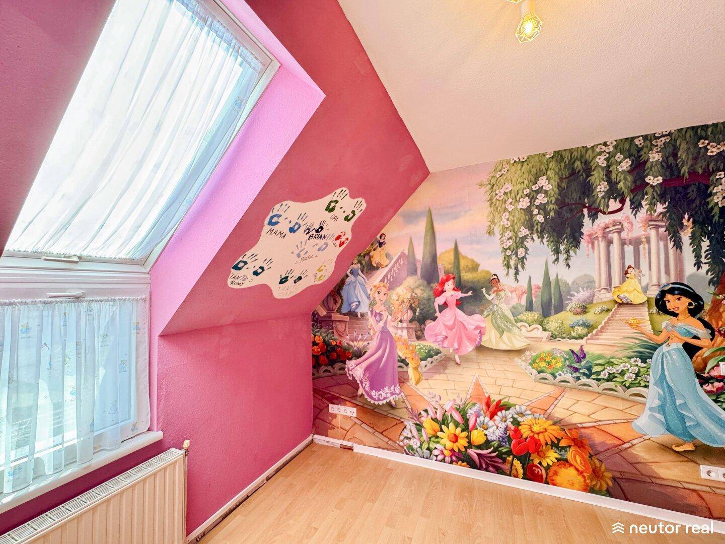 Rosa Kinderzimmer mit Prinzessinnen-Wandgemälde, Dachschräge und hellem Dachfenster.