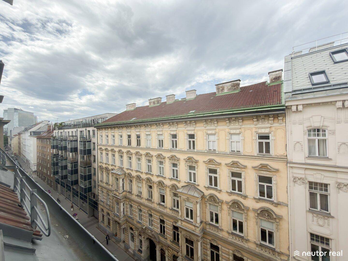 Blick von oben auf die historische Straßenfassade eines Wiener Wohnhauses.