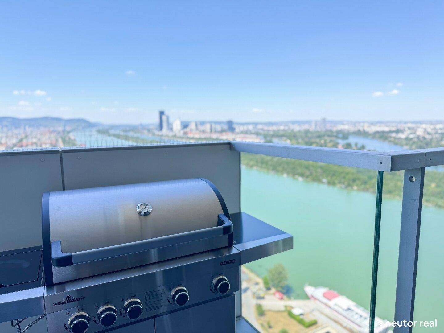 Gasgrill auf dem Balkon mit beeindruckendem Panoramablick auf die Donau und die Stadt.