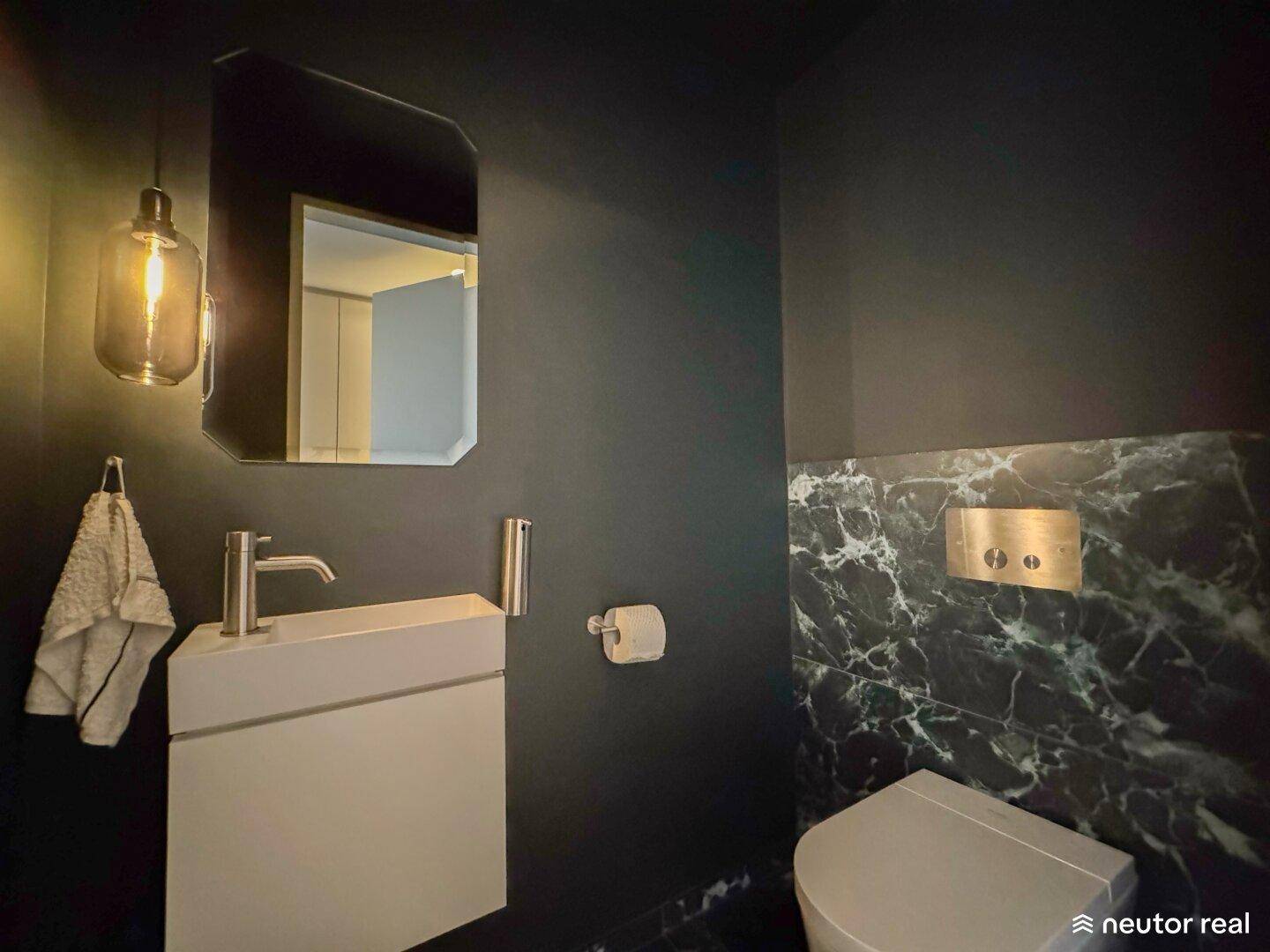 Modernes Gäste-WC mit dunklen Wänden, Marmorakzenten und stilvollem Waschbecken.