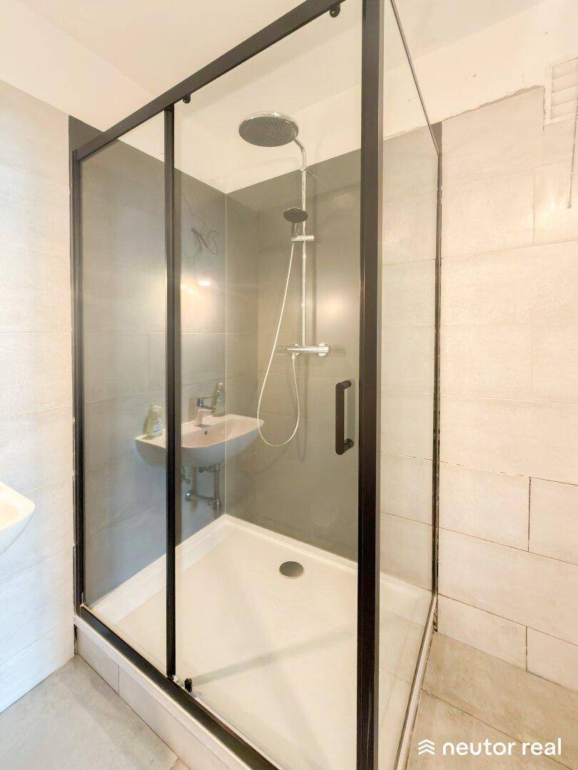 Nahaufnahme der modernen Duschkabine mit Regendusche und Handbrause.
