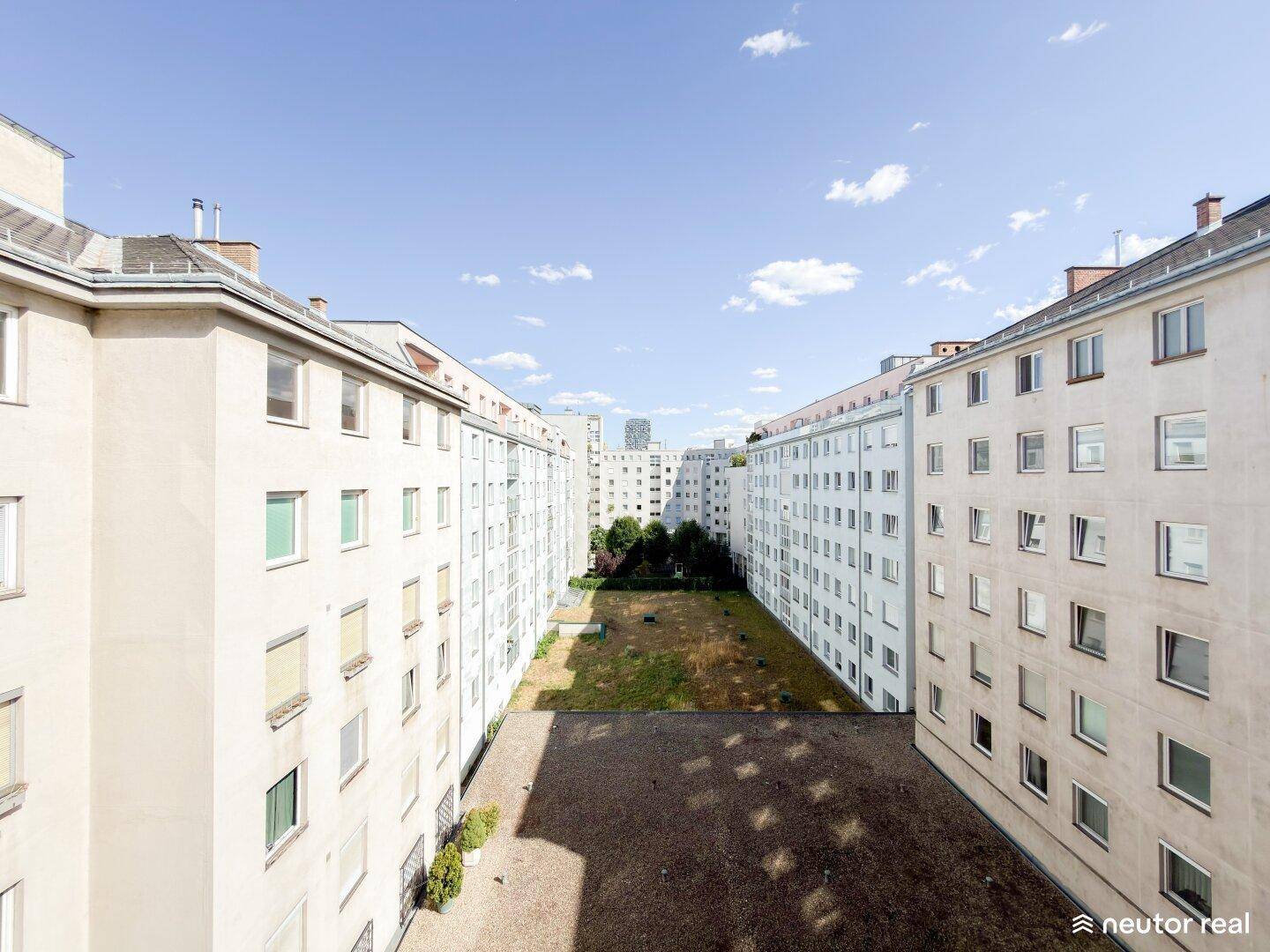 Blick auf die Innenhöfe zwischen den Wohngebäuden mit Grünfläche.