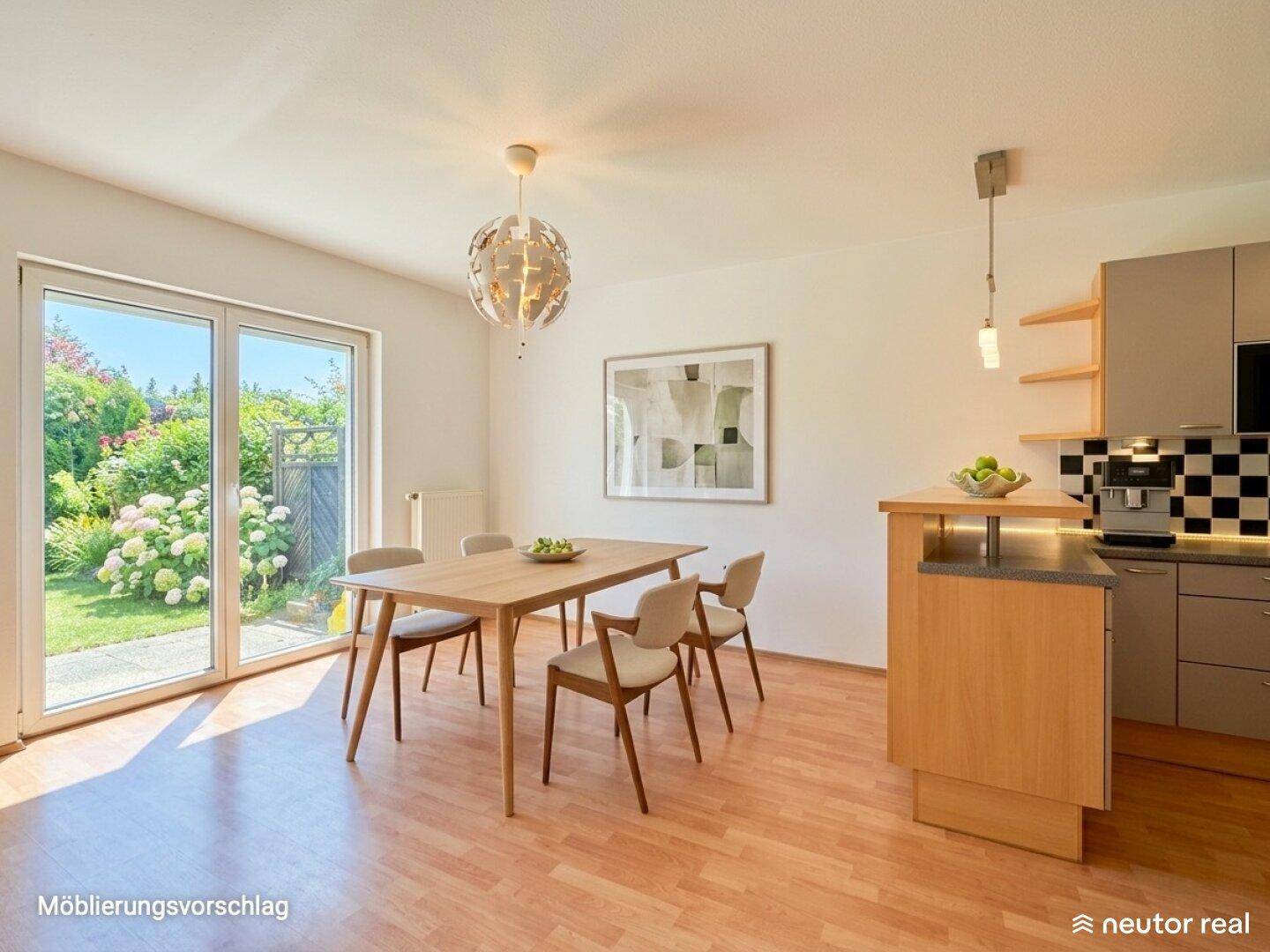 Heller Essbereich mit Holzboden und Zugang zum Garten, angrenzend an eine moderne Küche.