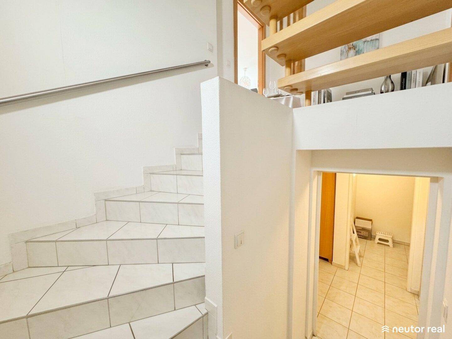Geflieste Treppe führt in den unteren Bereich des Hauses, möglicherweise zum Keller.
