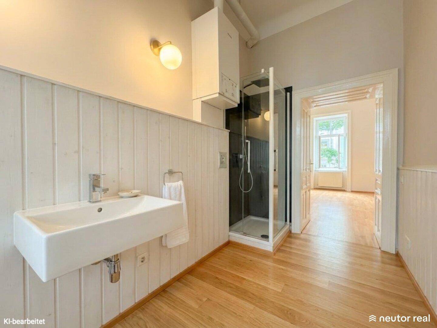 Modernes Badezimmer mit Duschkabine, Waschbecken und Holzvertäfelung an den Wänden.