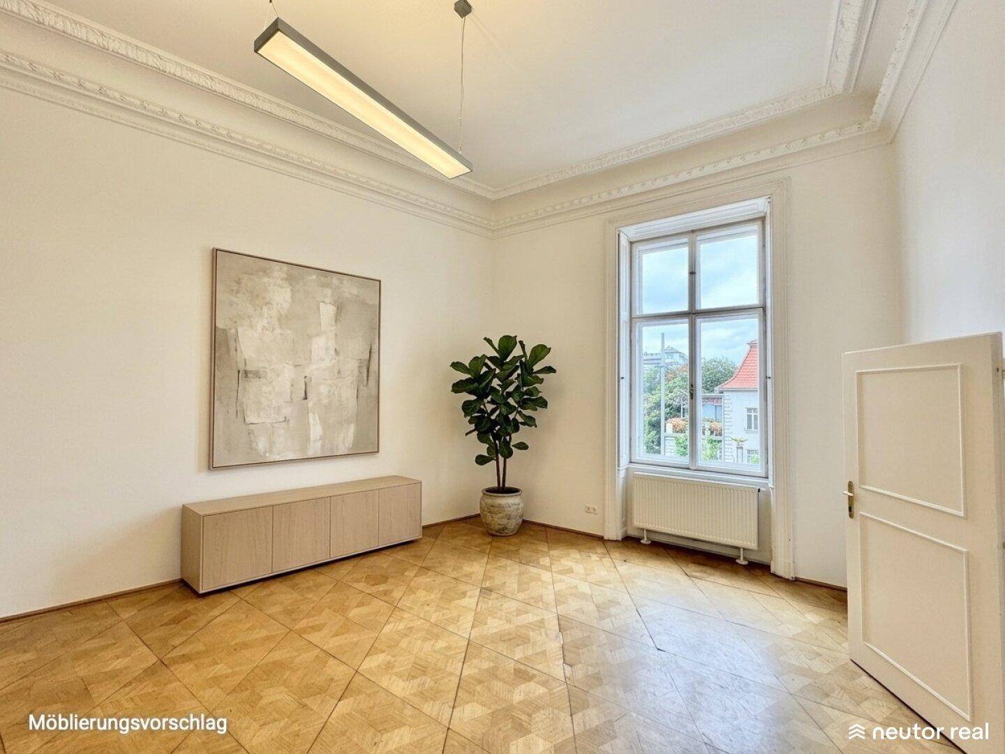 Möblierungsvorschlag für ein Büro mit Parkettboden, Stuckdecke und großem Fenster.