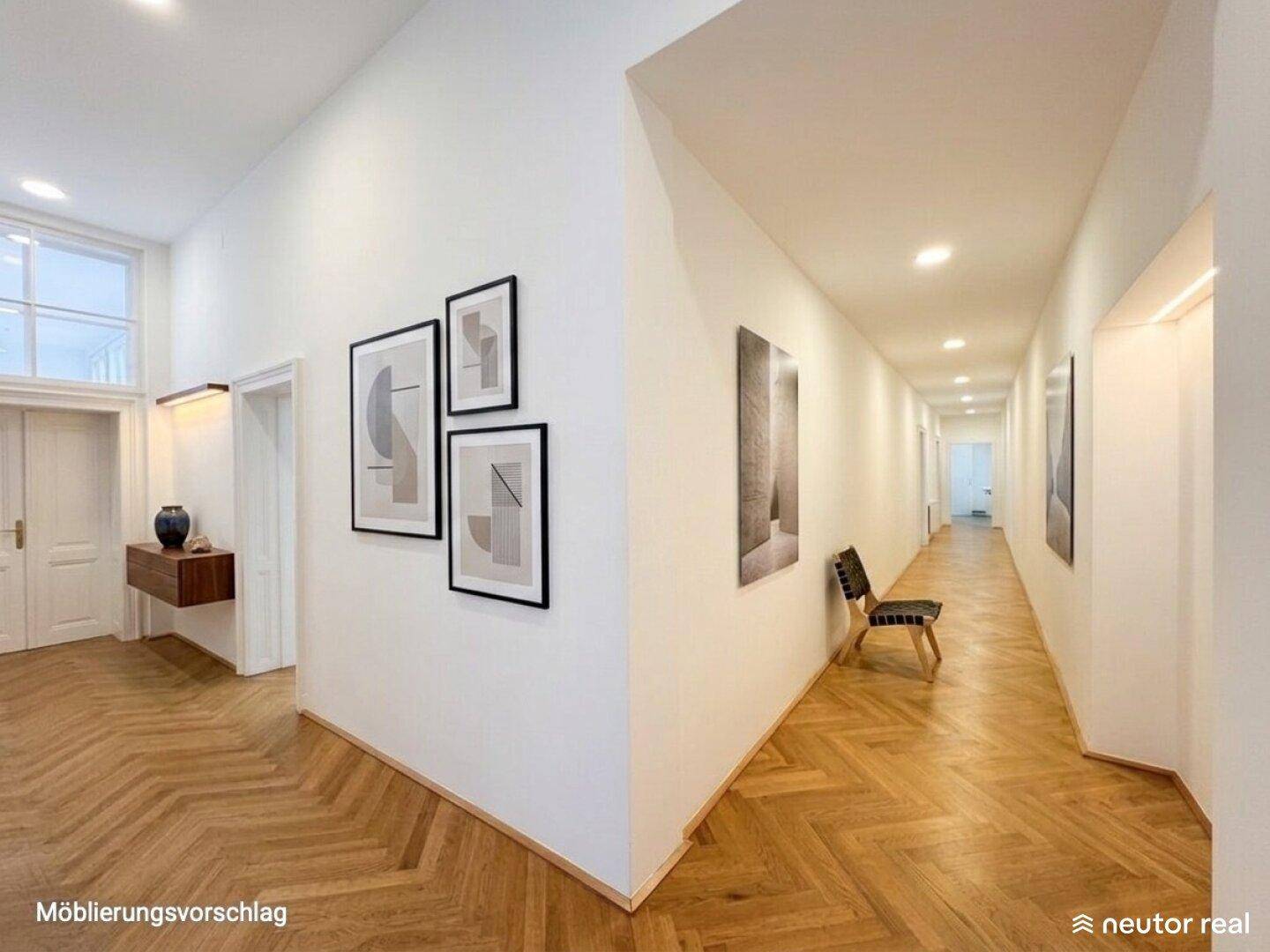 Möblierungsvorschlag für einen langen Flur mit Fischgrätparkett und Kunstwerken an den Wänden.