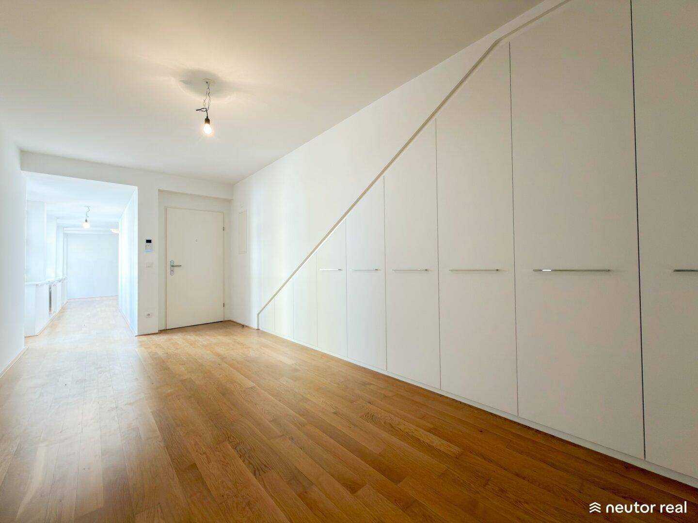 Geräumiges Zimmer mit Holzboden und integrierten Kleiderschränken, bietet viel Stauraum.