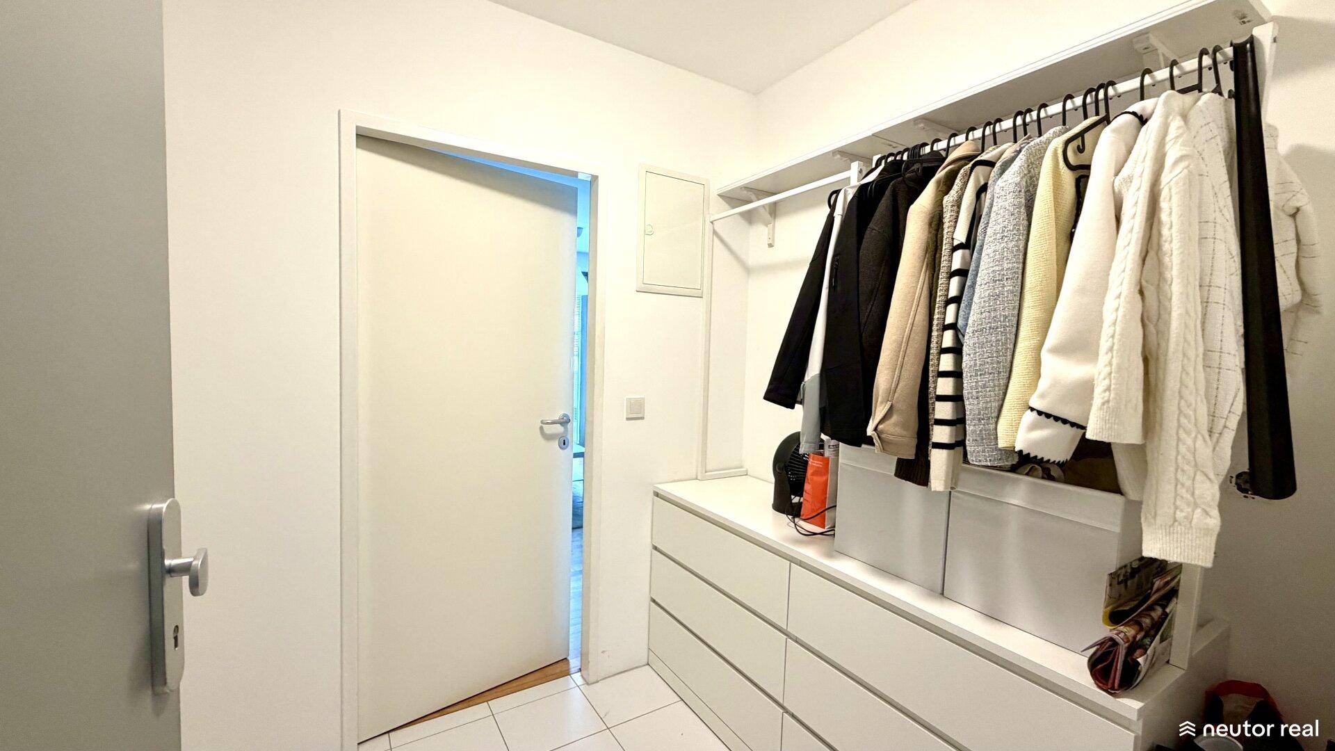 Praktischer begehbarer Kleiderschrank mit ausreichend Stauraum und Ablagemöglichkeiten.
