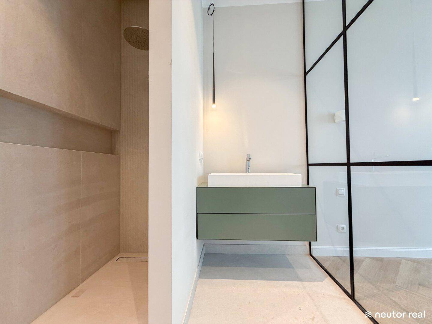 Modernes Badezimmer mit begehbarer Dusche, schwebendem Waschtisch und minimalistischem Design.