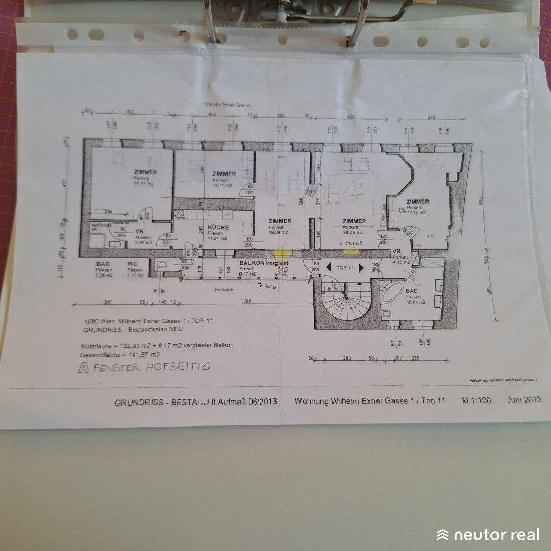 Grundriss einer Wohnung mit mehreren Zimmern, zwei Bädern und einem Balkon.