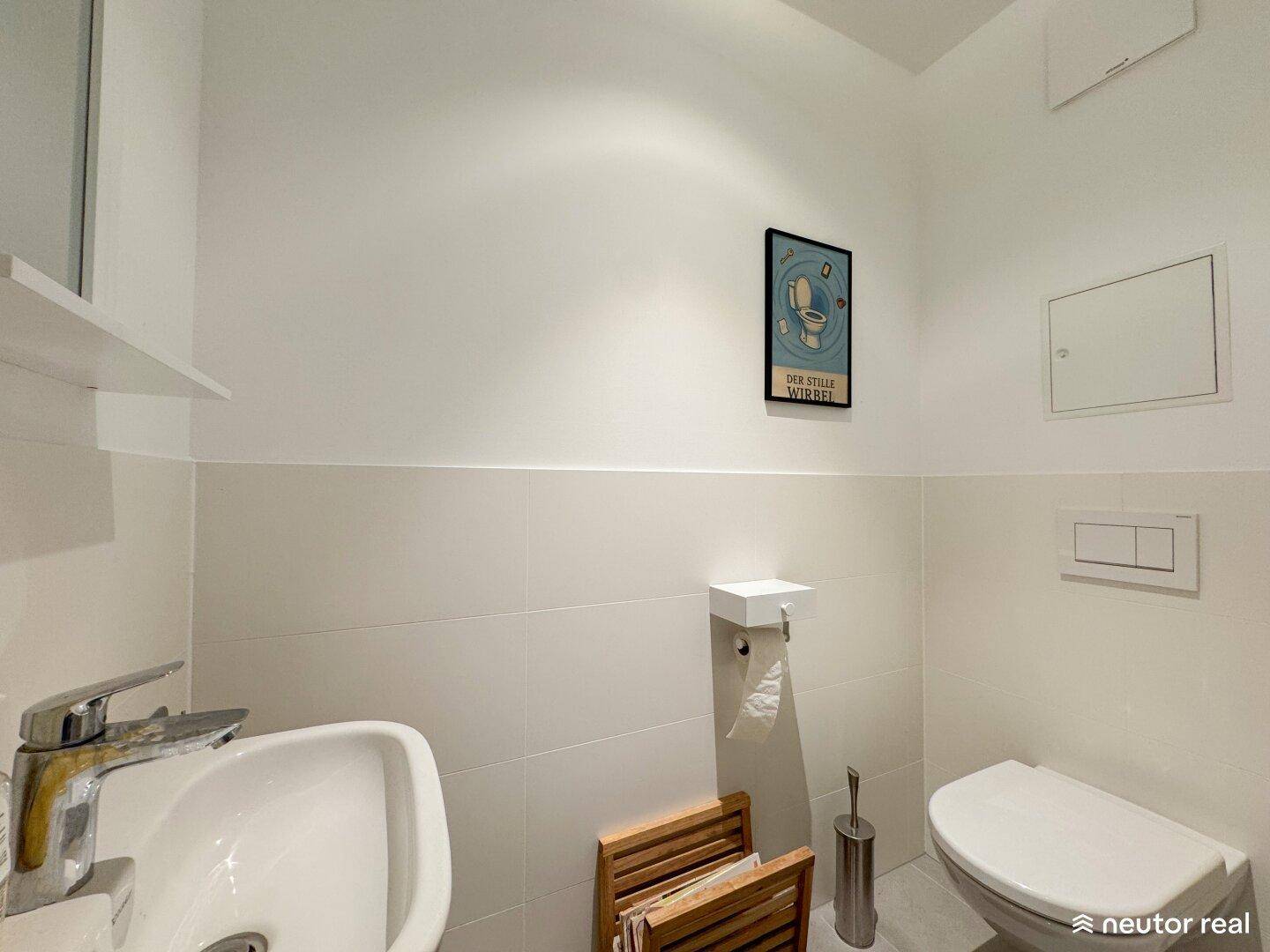 Gäste-WC mit wandhängender Toilette und kleinem Waschbecken in minimalistischem Design.