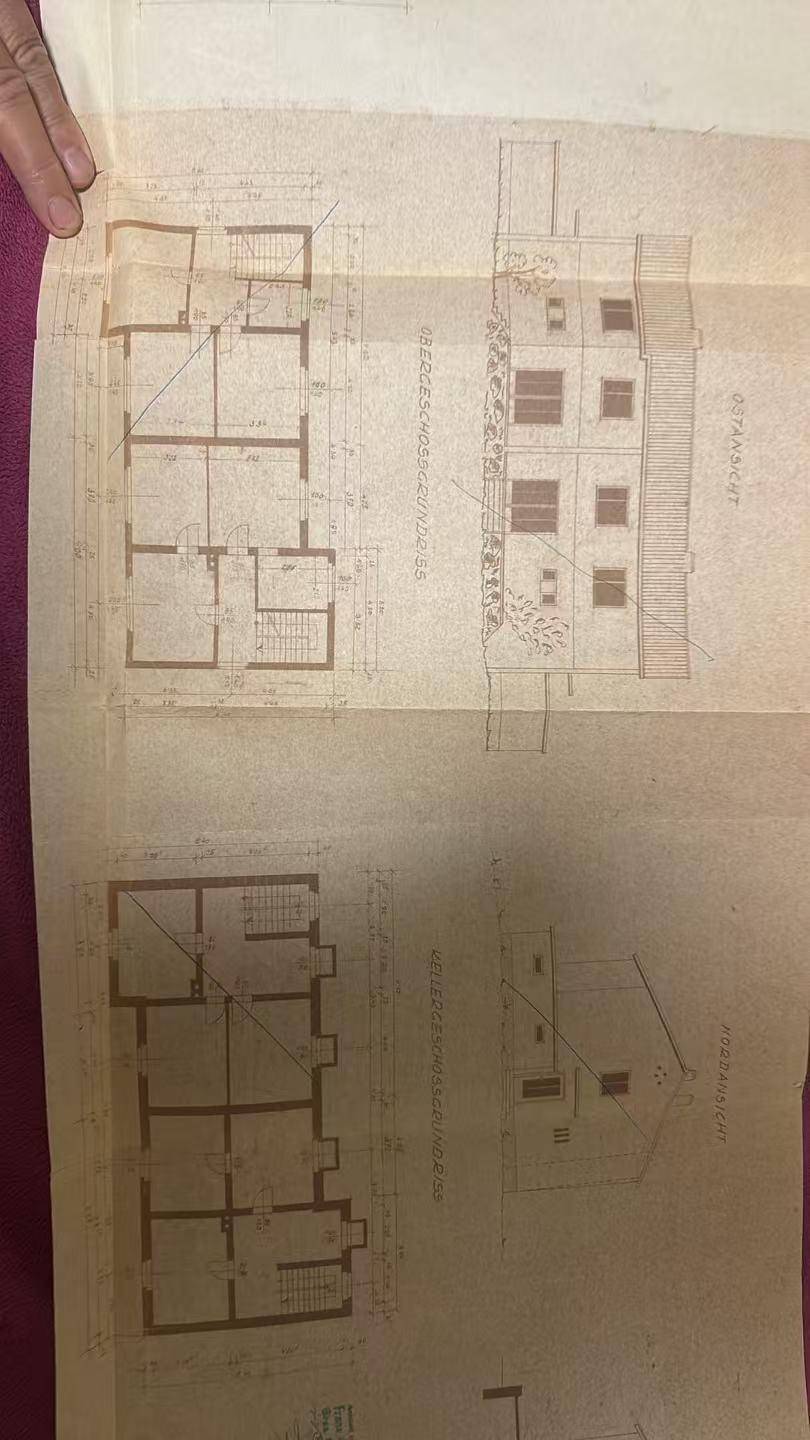Historischer Grundriss mit verschiedenen Etagenansichten und Gebäudeschnitten.