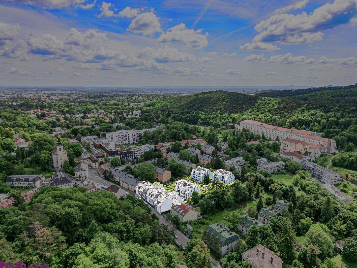 Weitläufige Luftaufnahme der Stadt mit der markierten Wohnanlage inmitten von Grünflächen und Bebauung.