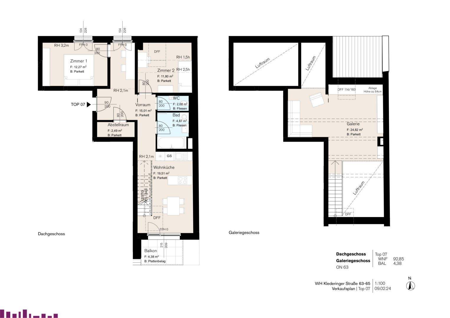 Grundriss des Dach- und Galeriegeschosses mit Wohnküche, Schlafzimmern und Balkon.