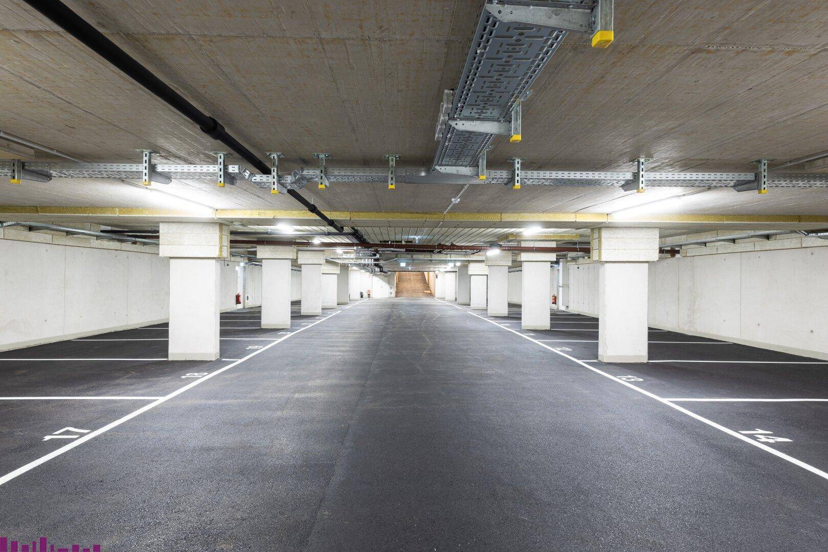 Geräumige Tiefgarage mit vielen Stellplätzen und guter Beleuchtung.