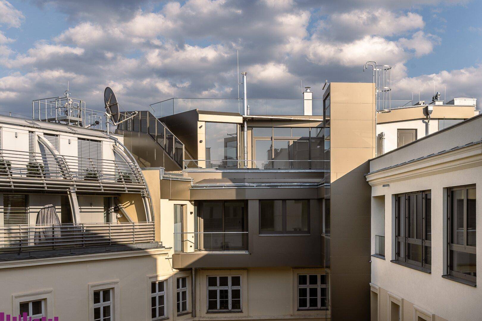 Ansicht von verschiedenen Dächern und Gebäudefassaden mit moderner und klassischer Architektur in der Stadt.