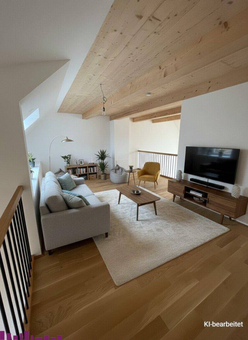 Helles Wohnzimmer im Obergeschoss mit Holzbalken, Dachschräge und offener Galerie.