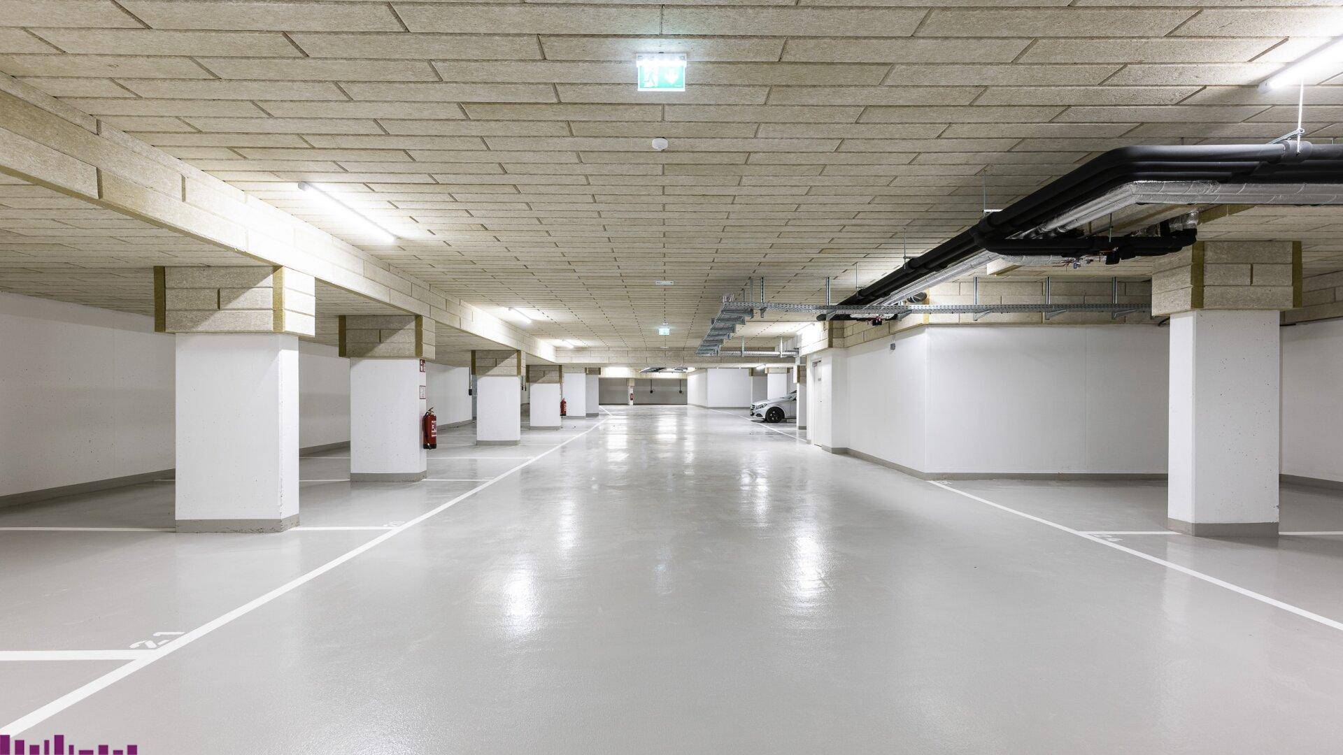 Geräumige Tiefgarage mit vielen Stellplätzen und Betonpfeilern.